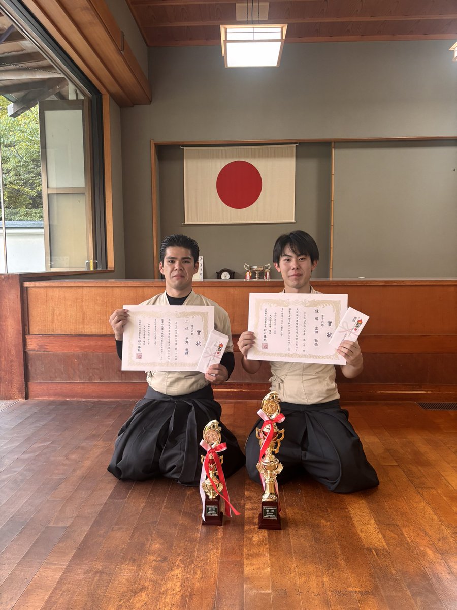 KindaiKyudo's tweet photo. 第21回大阪城弓道場杯が行われました。

結果

第1位　富田壮亮
第3位　平野龍輝

以上となりました。
リーグ戦に向けて引き続き頑張っていきますので応援よろしくお願いします。

#近畿大学
#近畿大学体育会弓道部
#弓道
#エヌエスケーケー
#スナイパー富田
#オールバック主務 https://t.co/qxzoQPorzr