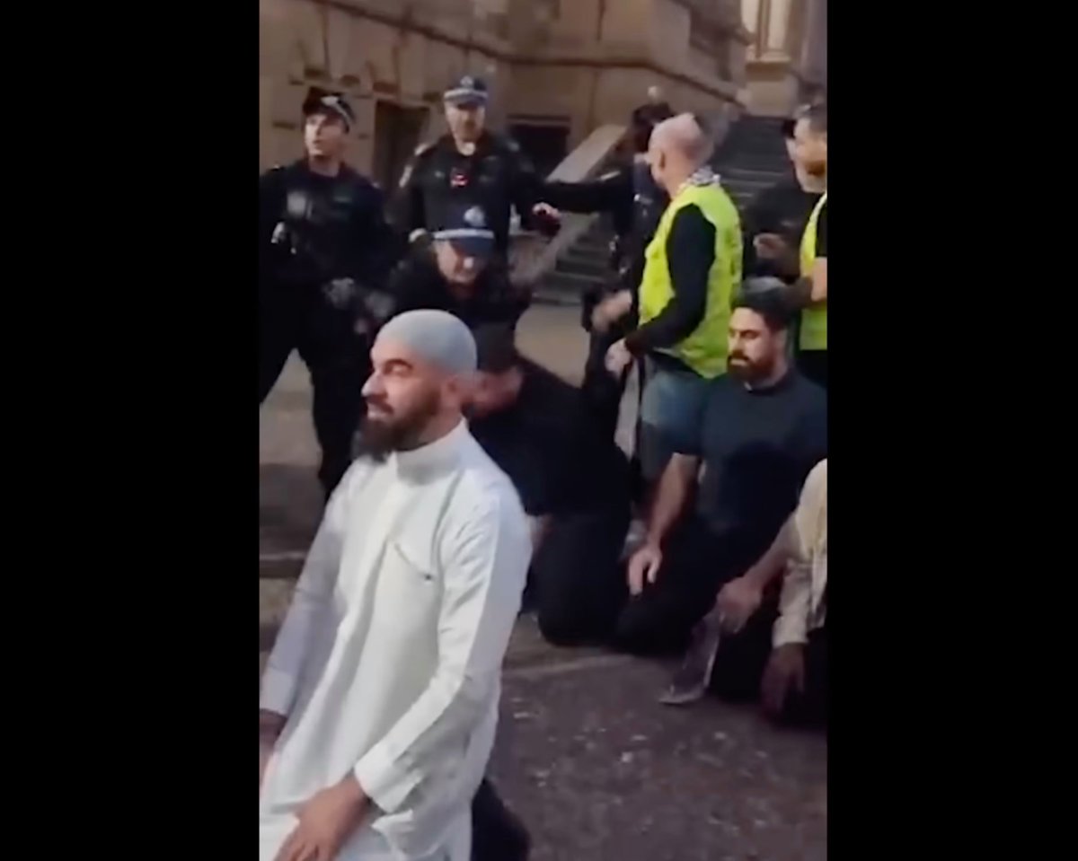 Richard65895034's tweet photo. @TDauwt @Support_Pauline She is showing an example of what  will happen if they get there way. It has happened in Sydney already. https://t.co/T9mcOUrFDH