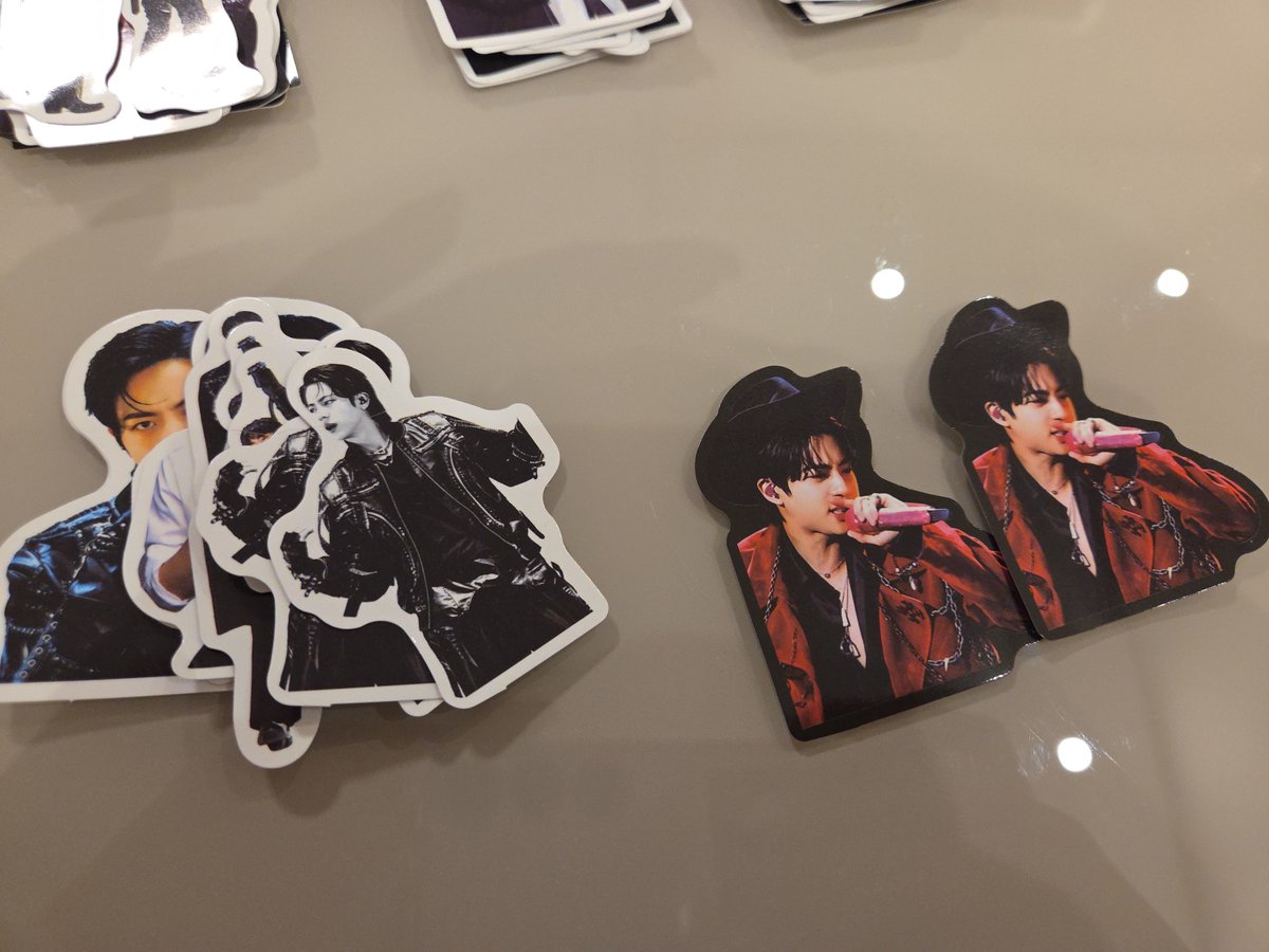 pinguitaforever's tweet photo. As figurinhas dos meus freebies chegaram e vieram dois Seokjins vaqueiros 
TO ENCANTADA! https://t.co/EuIzRiMJJl