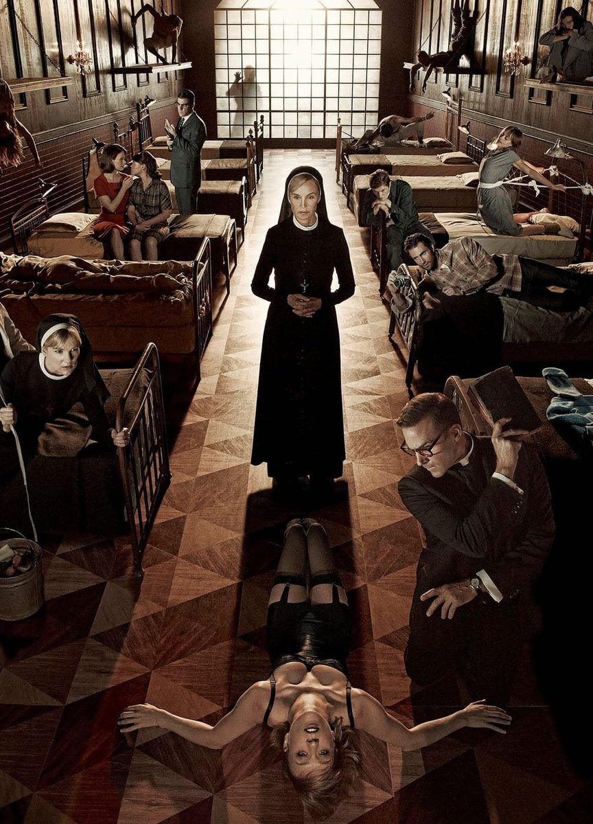 ens1996_'s tweet photo. Volví a ver Asylum, la segunda temporada de American Horror Story. Por LEJOS lejísimos le mejor temporada de todas. No hay UN episodio aburrido, hay tensión, por momentos es incómoda, oscura, y los personajes están BUENISIMOS. La ambientación, la banda sonora, el guión.. una pena que con el pasar de las temporadas hayan sido cada vez más flojas. Miré también los 3 episodios de la última temporada, y en 3 episodios no me atrapó ni la cuarta parte que Asylum en UNO. Ojalá no defraude. #AHS