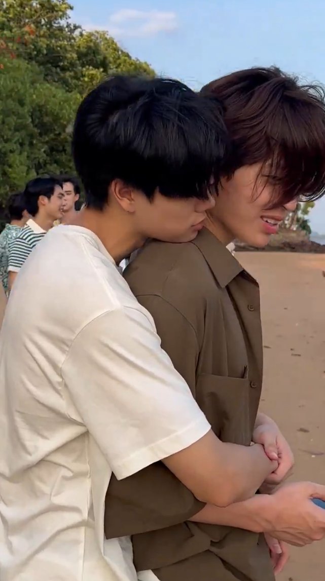 miiwaa00__'s tweet photo. cuman pas ini aja bisa ngeliat phuphu yang super clingy sambil memeluk pacarnya yang sedang main hp,dengan suasana pantai dan angin sepoi sepoi😭😭ini kalo p'new ga nyamperin mereka,pasti mereka masi pelukan sampe malem✋🏻 https://t.co/nQRVWbM6X5