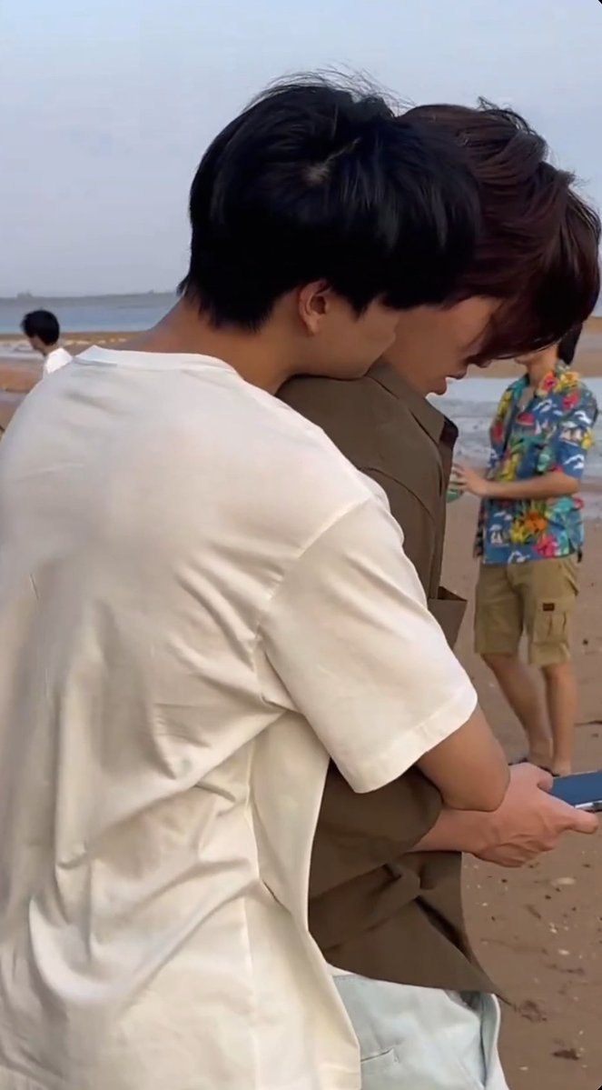 miiwaa00__'s tweet photo. cuman pas ini aja bisa ngeliat phuphu yang super clingy sambil memeluk pacarnya yang sedang main hp,dengan suasana pantai dan angin sepoi sepoi😭😭ini kalo p'new ga nyamperin mereka,pasti mereka masi pelukan sampe malem✋🏻 https://t.co/nQRVWbM6X5