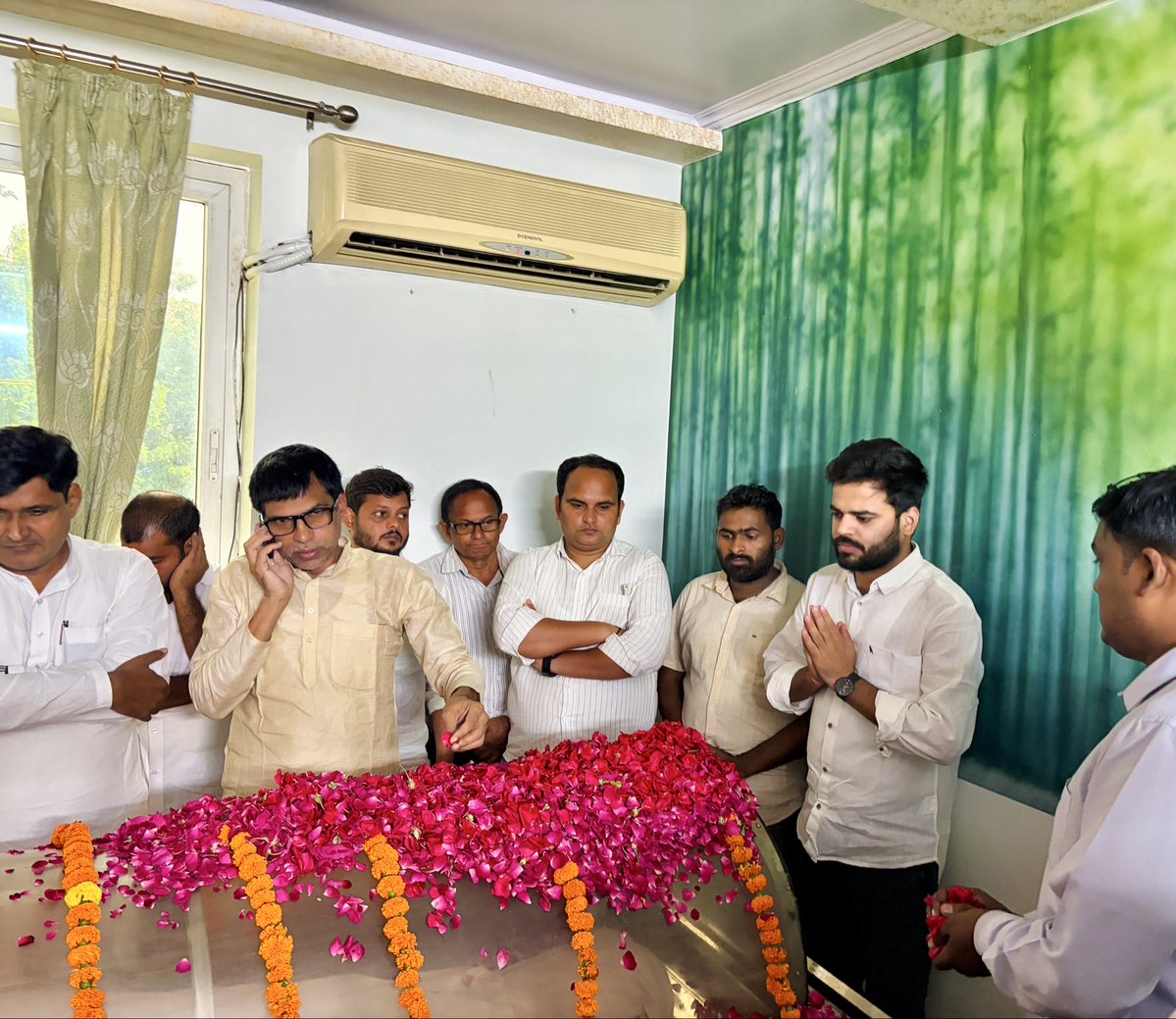 AtulPandey1112's tweet photo. आदरणीय @RamGovindChaud जी,
आपसे मिला स्नेह, आपकी सी�� और आपकी यादें हमेशा मेरे साथ रहेंगी।

आपकी स्मृतियां जीवन भर मन में रहेंगी।
भावपूर्ण श्रद्धांजलि। https://t.co/YHyloHzh9q