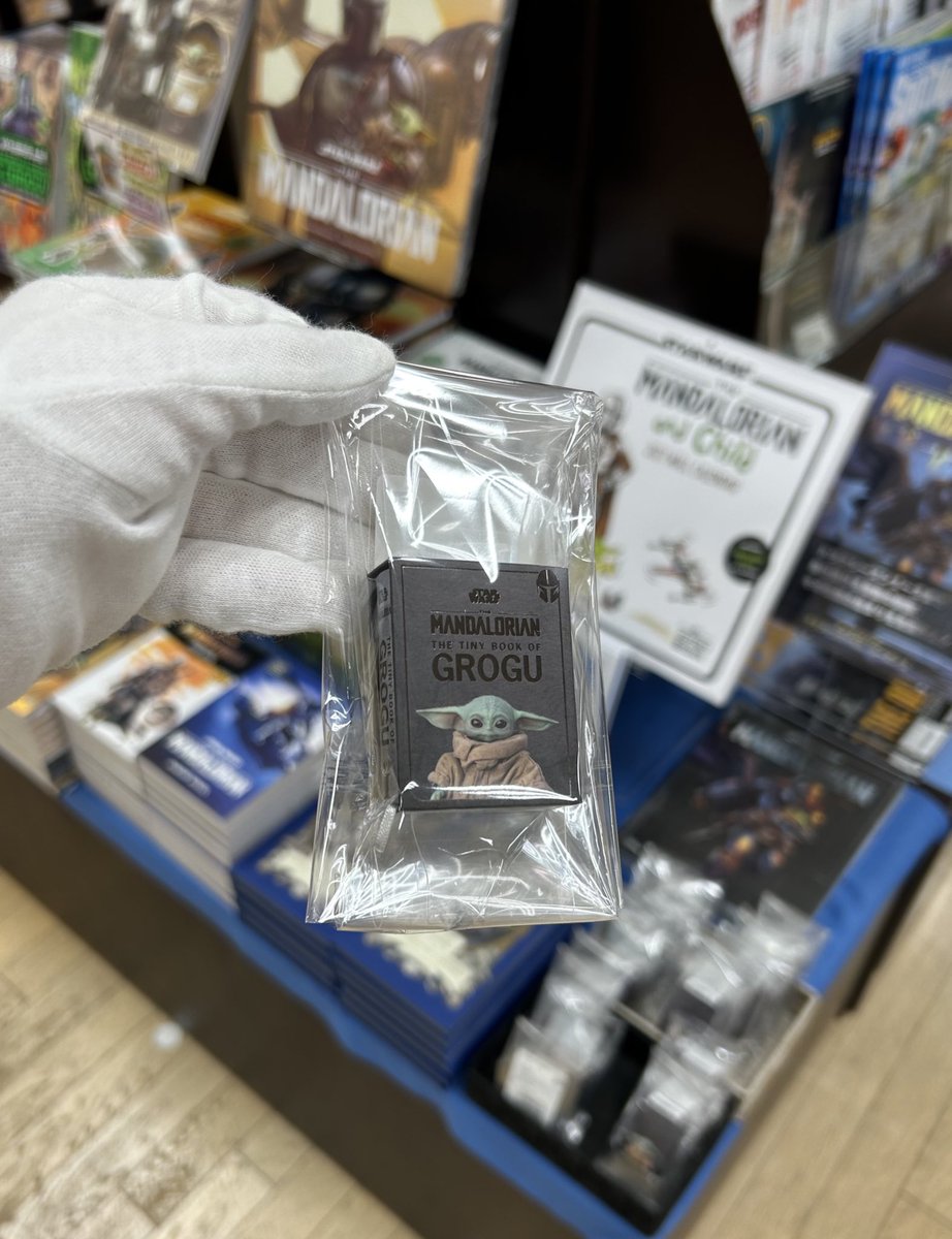 Kino_BKT's tweet photo. 【新発売！】マンダロリアンコーナーに現れたオレンジ色のボックスは…
"Bookcessories: Star Wars: The Tiny Book of Grogu"
#グローグー のミニブックに、専用の収納キーホルダーがついたもの。豆本を入れると蓋が閉まる仕組みです。

豆本のみ(写真2枚目、スリップケース入り)のものも引き続き好評発売中です！

お取置き、ご配送は
📞03-5361-3316（11〜19時）
にて承ります。

営業時間: 10:30〜19:30
#KinokuniyaReads #洋書専門店
