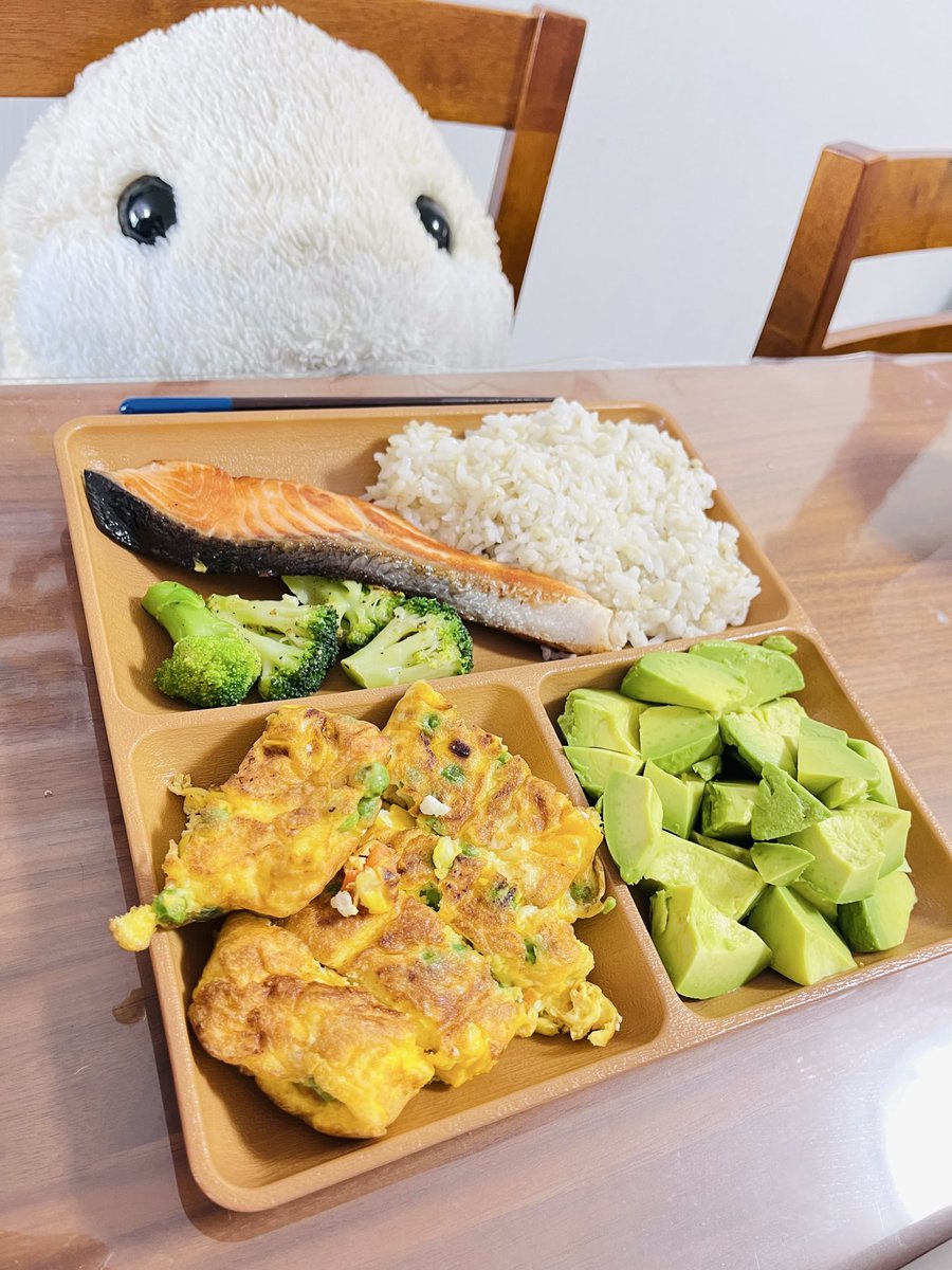 hamumaru_86's tweet photo. 🏠🍚🐟🥚🥑🧡

わんぷれーとおうちごはん！ https://t.co/eHQZ7ASh3M