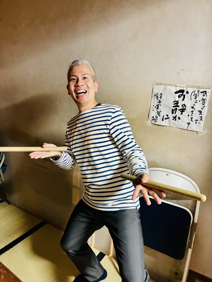 ichihana_s's tweet photo. 披露目興行5日目。昨日もお客様ありがとうございました。
口上小朝師匠に上がっていただけました。
三本締めは紋之助師匠！
太鼓のレジェンド梅朝兄さん。
楽屋の馬好兄さん。

今日は6日目、折り返しました！！ https://t.co/UOT0Twetvi