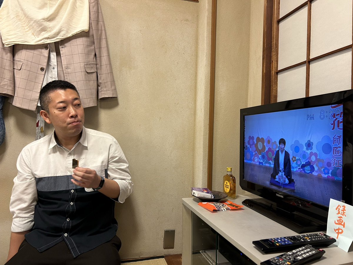 ichihana_s's tweet photo. 披露目興行5日目。昨日もお客様ありがとうございました。
口上小朝師匠に上がっていただけました。
三本締めは紋之助師匠！
太鼓のレジェンド梅朝兄さん。
楽屋の馬好兄さん。

今日は6日目、折り返しました！！ https://t.co/UOT0Twetvi
