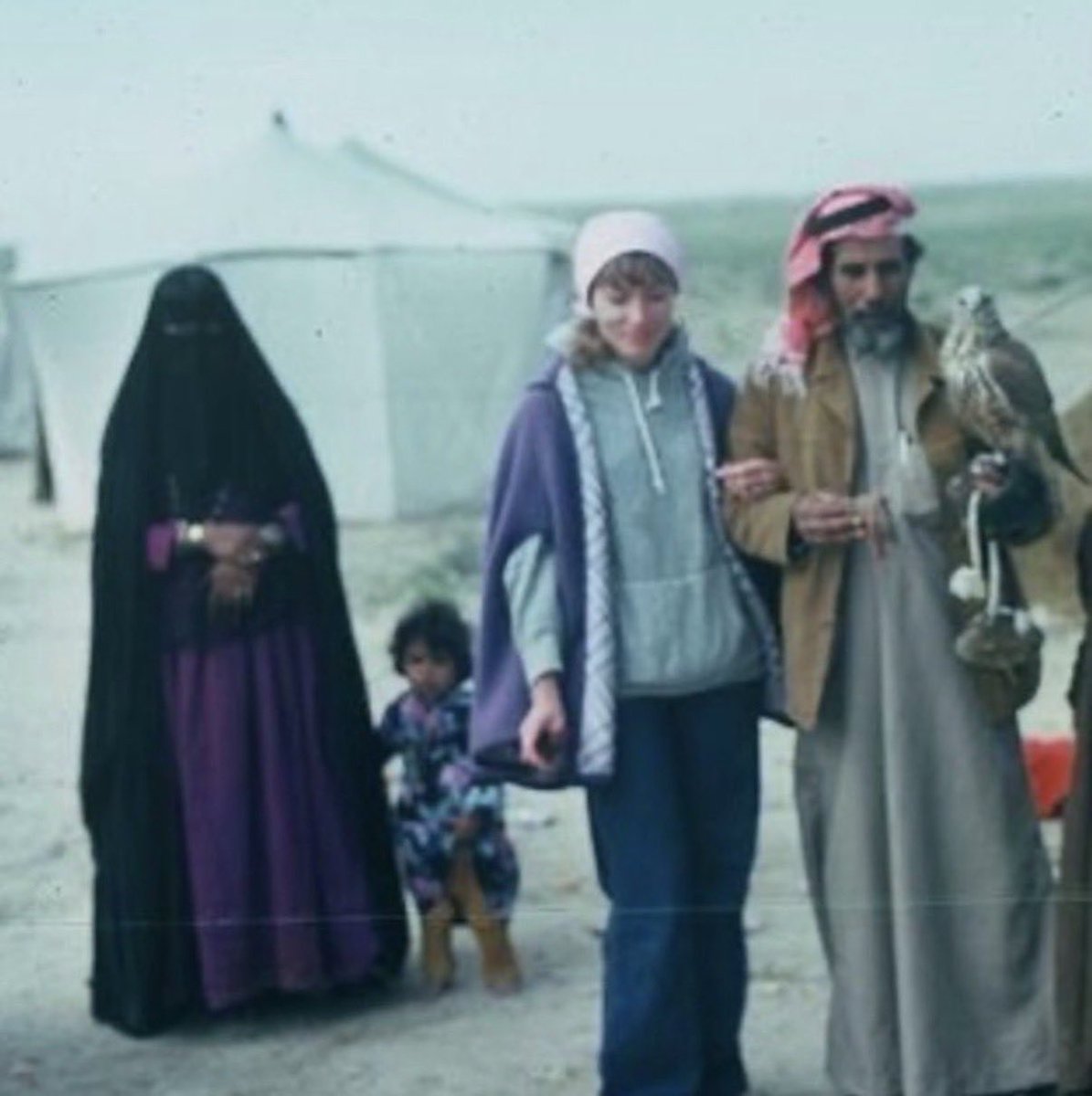 heretooleave's tweet photo. #٢٠٣٠_بلا_نقاب الصورة غيرت "كيمياء عقلي" أتذكر امتعاضي وشعوري بالقهر والسخط، صورة وضحت لي أن النقاب والحدود الدينية تطبق على السعودية فقط وتسقط عن الباقي
قدر يعامل الأوروبية بشكل طبيعي ما هاجمها واستنكر مظهرها بل اخذ بيدها اما زوجته المنقبه بقيت بالخلف وابنتهم تنظُر لمستقبلها https://t.co/S0vG5wYZtO