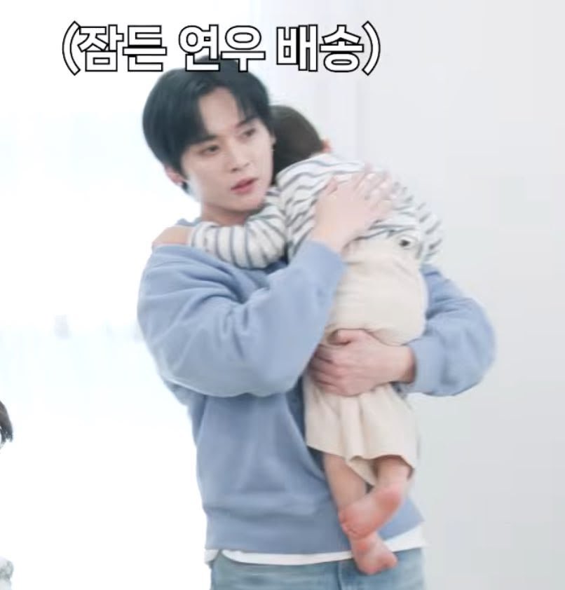userlinoring's tweet photo. leeknow holding babies and cats 😭😭💗 https://t.co/lvAF3xgTQz