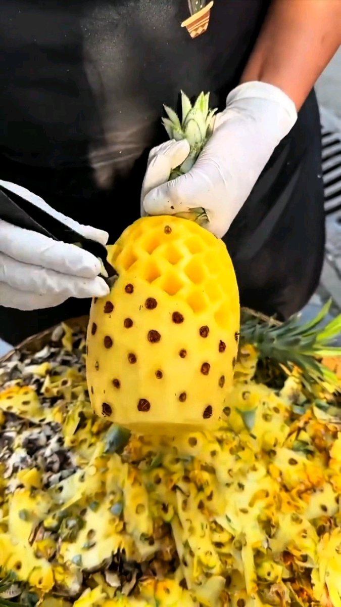 RettaVorgayo's tweet photo. Just witnessed a colleague bring a whole pineapple to the office, peel it with a kitchen knife at their desk, and offer slices to everyone. Turns out "pineapple on pizza" is a real workplace peace treaty. ， https://t.co/BoIIm70OLa