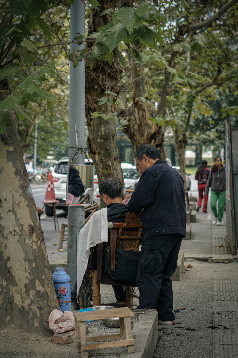 KatinaCaroihwx's tweet photo. Random city walk finds this warm street corner — passersby pausing, a street artist at work, tiny signs of life everywhere. Nothing grand, just perfect small moments that make a city feel like home. https://t.co/74ClQDidWo