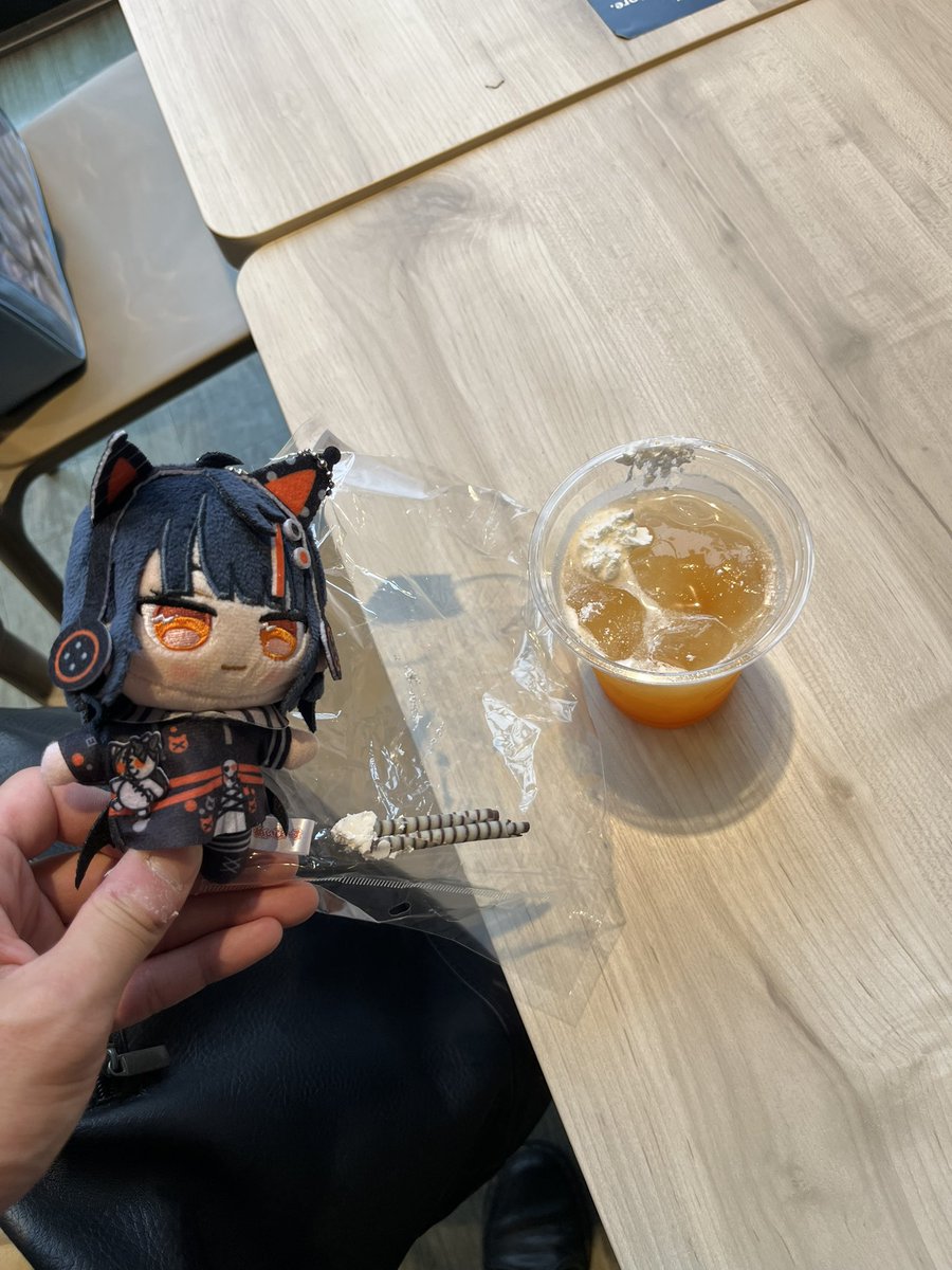 331_mnsb's tweet photo. [懺悔]
わたくしちゃいはコココラボドリンクを運んでる最中に帽子モチーフのポッキーを落としてしまいました…申し訳ありません。。。
「あてぃしの帽子がぁ～！！！」 https://t.co/JAzHa3EQn1