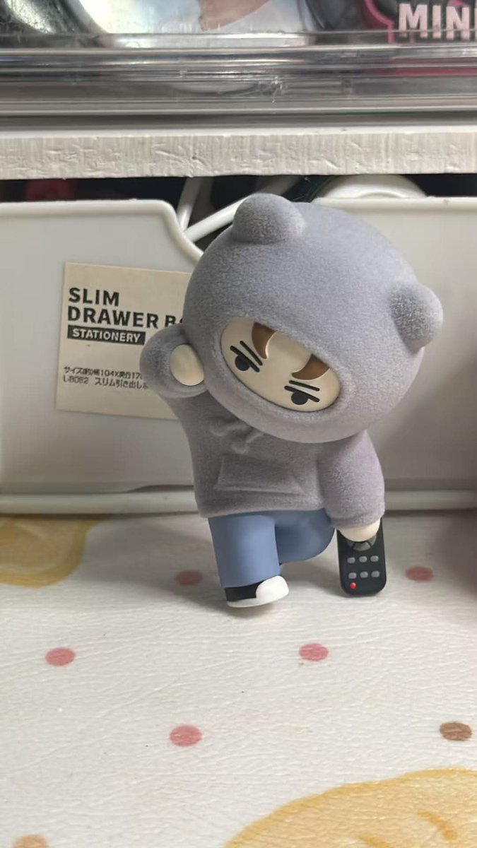 yeob00seyo's tweet photo. I’m seeing carats making popmart nonver lean on the remote control so it looks like the character is doing whiplash instead of having the figurine lay down as it was originally intended 😭😭😭

(cr: ningcz05._ on threads)
https://t.co/0WIXaw3xqp https://t.co/OVzv0xHzWe