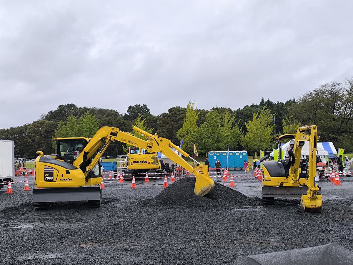 kensetsufesta's tweet photo. 重機ショー中！
大きな重機が棒倒しをやっています！
  #建設業 #茨城 #重機 #9月26日 #建設フェスタ https://t.co/PfQee5IA8t
