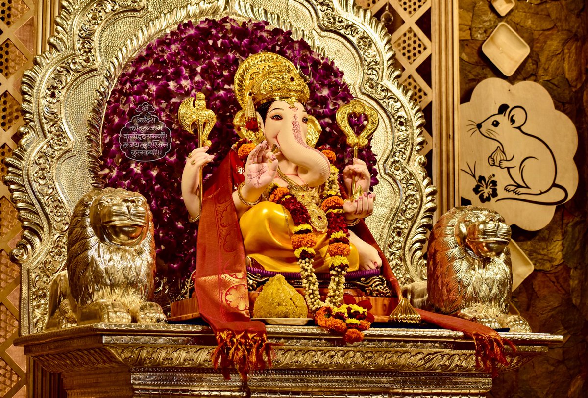 AjaatShatrruu's tweet photo. गणेशोत्सवात श्रींच्या देखण्या रुपाला आपल्या कॅमेरात कैद करुन एक वेगळेच समाधान मिळते. अनेक क्लिक्स मधून काही मोजके फोटो वेगळे करणे हे खरं तर अवघड. यंदा पुण्यनगरीच्या गणेशोत्सवातील काही फोटो👇🏽

🔸मानाचा पहिला - ग्रामदैवत श्री कसबा गणपती

१/९ https://t.co/qIDXY92CLu