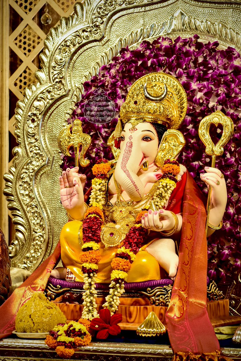 AjaatShatrruu's tweet photo. गणेशोत्सवात श्रींच्या देखण्या रुपाला आपल्या कॅमेरात कैद करुन एक वेगळेच समाधान मिळते. अनेक क्लिक्स मधून काही मोजके फोटो वेगळे करणे हे खरं तर अवघड. यंदा पुण्यनगरीच्या गणेशोत्सवातील काही फोटो👇🏽

🔸मानाचा पहिला - ग्रामदैवत श्री कसबा गणपती

१/९ https://t.co/qIDXY92CLu