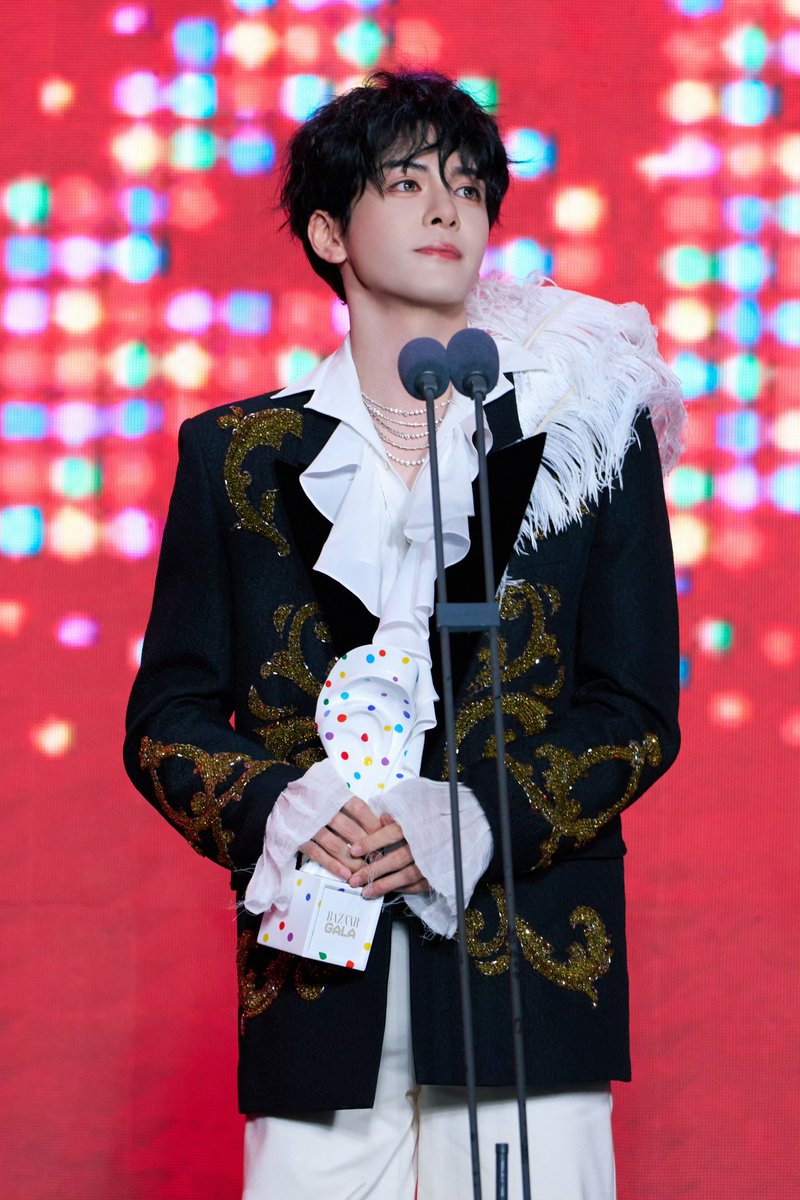 CDramaBR's tweet photo. #ZengShunxi marcou presença no BAZAAR GALA 2026, onde recebeu o prêmio de “Ator Revelação do Ano”.

— O estúdio também compartilhou registros do ator no evento!

#JosephZeng #BAZAARGALA2026 https://t.co/BlQnuwvUcF