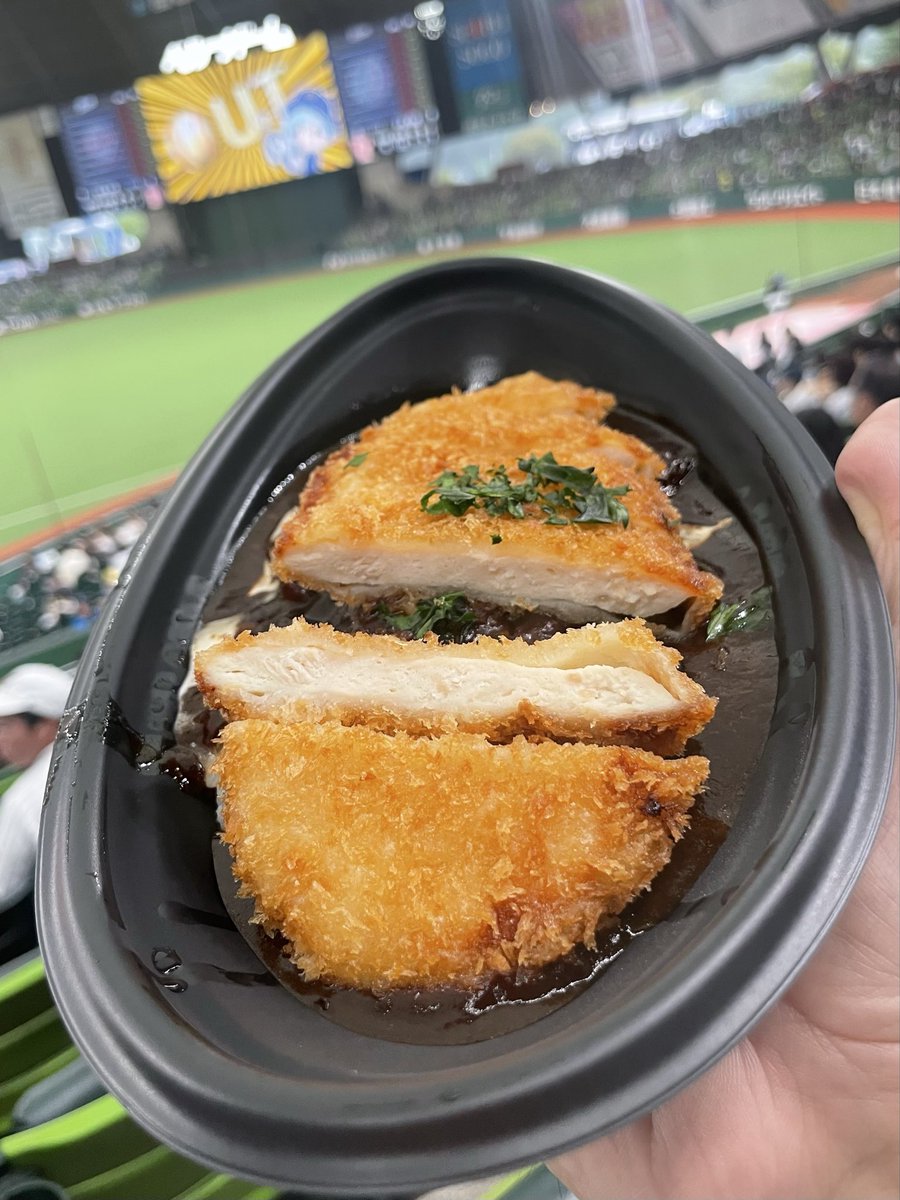 shige_1927's tweet photo. 今日の獅子まんまは、100時間カレーのジャンボチキンカレー。じっくり煮込まれたコクと旨みのあるマイルドカレー、美味しく頂きました。ご馳走様でした。今日の先発は菅井投手、3連敗中の嫌なムードを攻めのピッチングで吹き飛ばせ！
#西武ライオンズ #菅井信也 #打破 #青炎 #獅子まんま https://t.co/p5SWWMMjn1