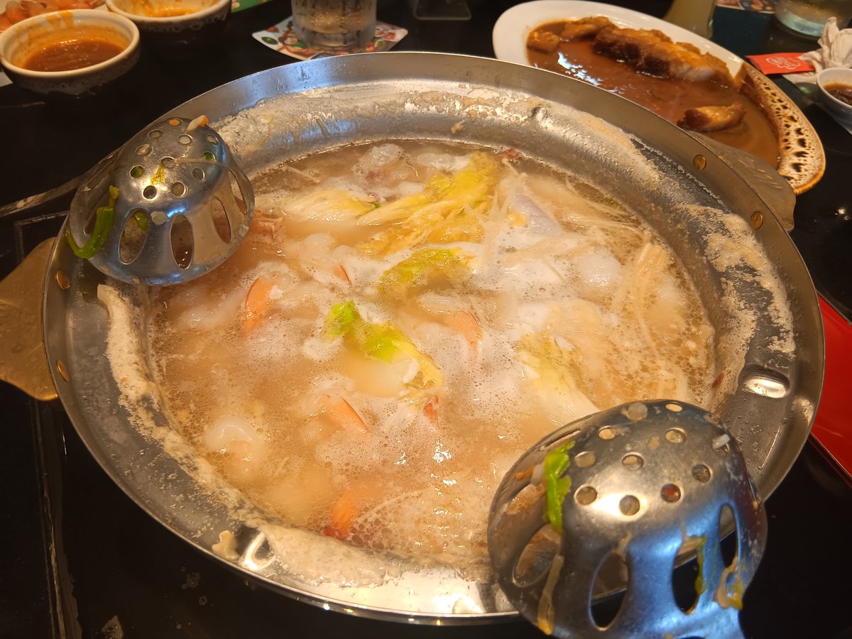 ErzaHig's tweet photo. คนอื่นมากินเป็ด หมูกรอบ ส่วนผมมาก��นกุ้งเท่านั้น https://t.co/ME5QG6IBvZ