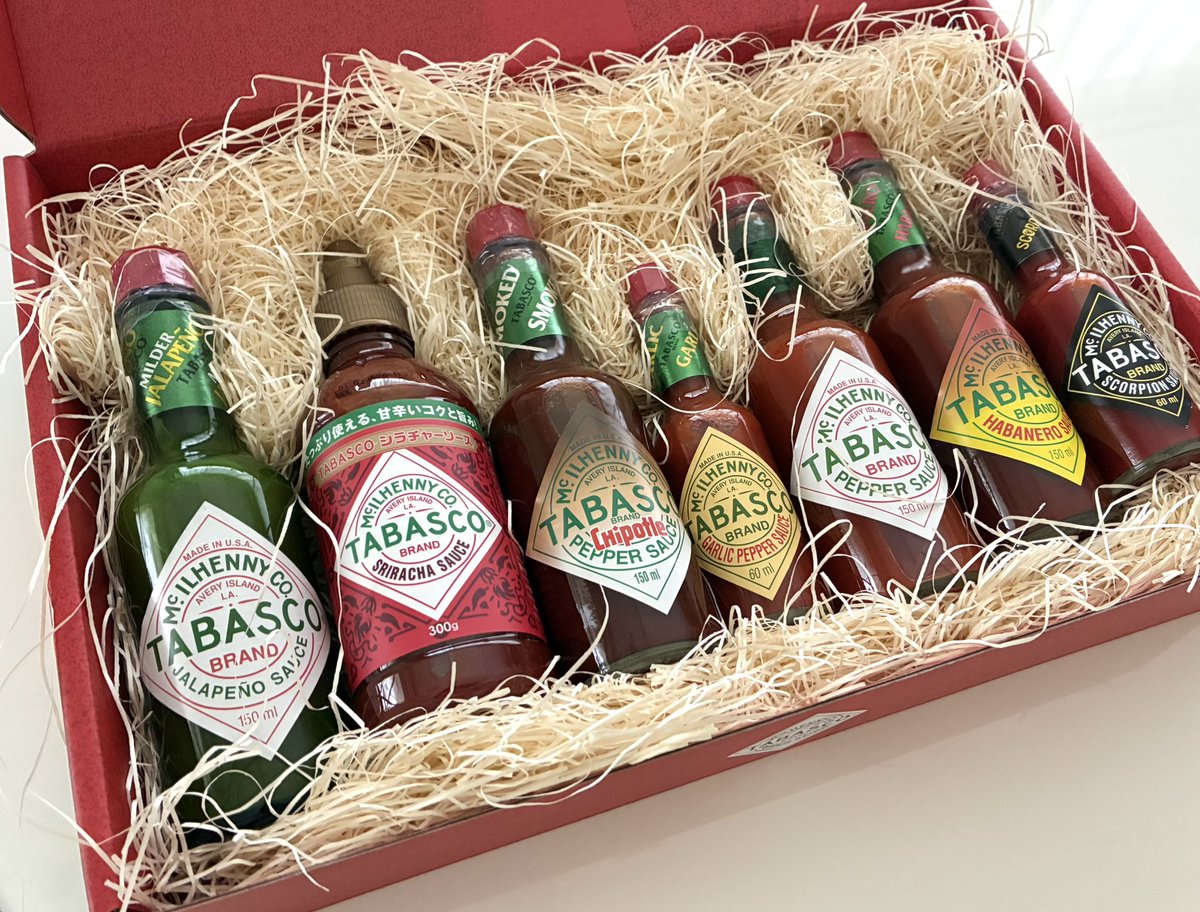 s_r_m3250's tweet photo. TABASCO®ブランド・ジャパン 
《@tabascobrandjp 》様より

公式X開設記念CPにて
" TABASCO®ソース 7種類セット"
をいただきました✨

可愛いギフトボックス🌶️⸝⋆
普段使っているTABASCOに
こんなに種類があるなんて驚きました🥹

どんな料理にどれが合うか
試しながらいただくのが楽しみです.ᐟ.ᐟ 

そしてクリアファイルや
ステッカーも付属していました♡♡
可愛い〜👏❤️

この度は素敵なご縁をいただき
ありがとうございました🙇‍♀️✨