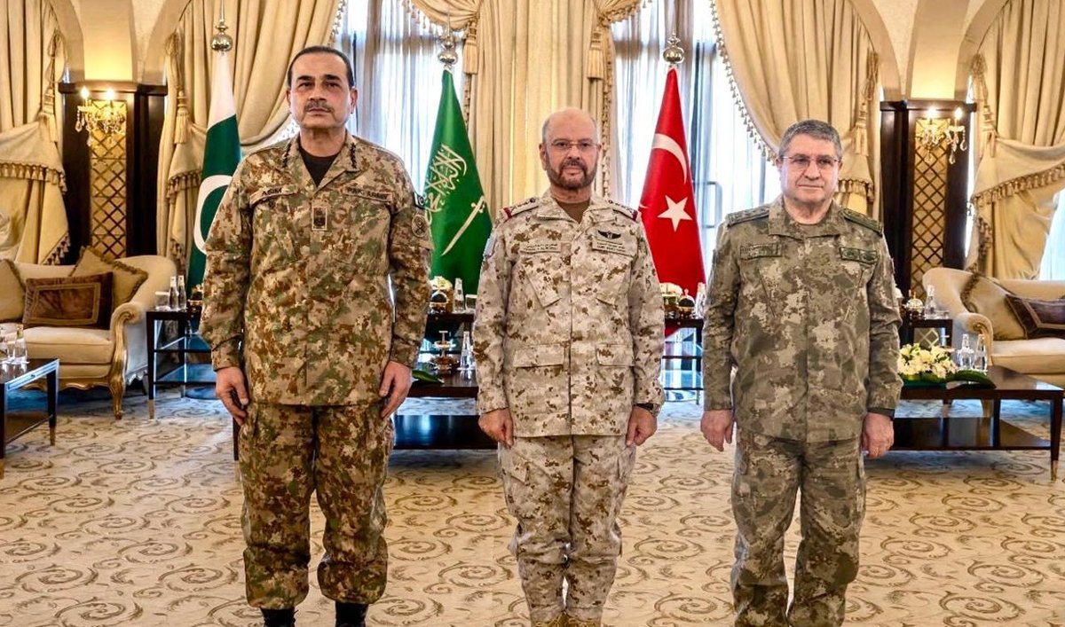 arabnewspk's tweet photo. #PHOTO: Saudi, Turkish and Pakistani military chiefs meet in Riyadh to discuss support for the Kingdom amid escalating Houthi attacks from Yemen. https://t.co/ywalrfdaDA https://t.co/g6BGpJlMlM