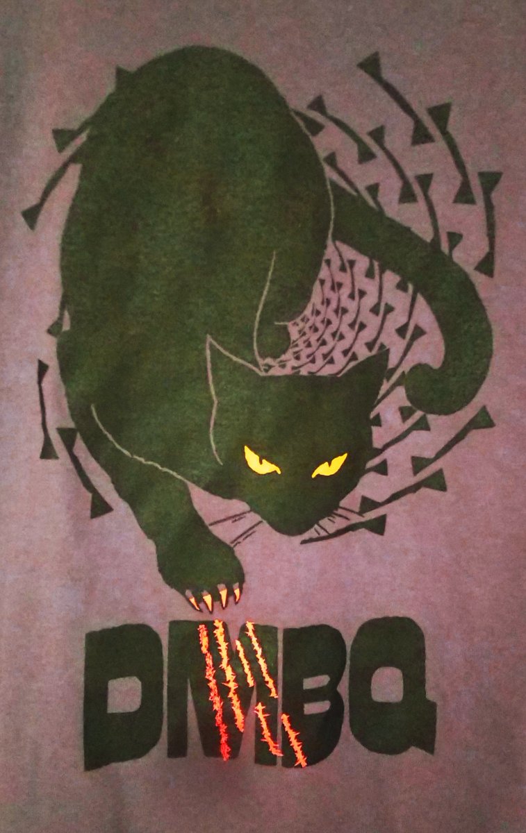 DMBQ_info's tweet photo. 《DMBQ STORE》
もう一つ、新Tシャツの紹介です。
久々の猫アイテム。今回はかっこいいやつです。
黒猫がDMBQを爪でひっかいて線を付けています。
ボディは紫がかったグレー。
珍しくダークな仕上がりで気に入っています。
9/30 w/ THE NOTWIST at FEVERより販売いたします。
よろしくお願いします! https://t.co/UiSOuD1ufV