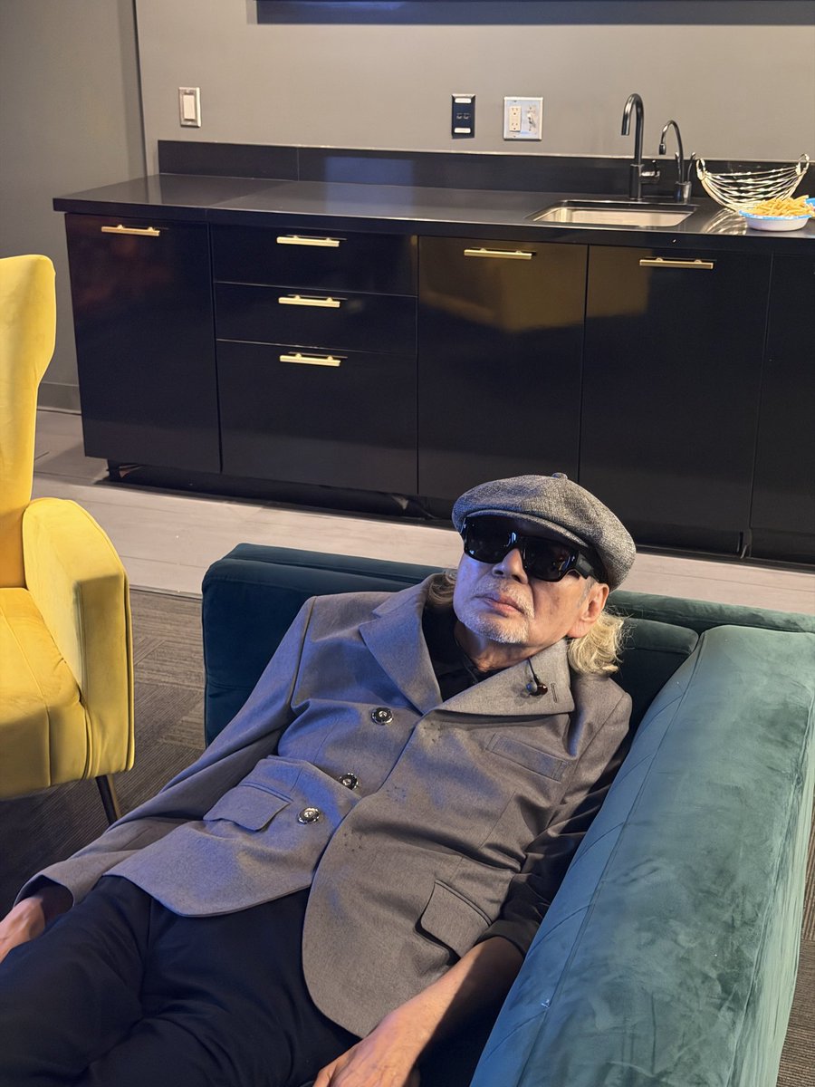 hosonoharuomi_'s tweet photo. In the middle of a well-deserved post-show nap 休憩中🛌🥱 https://t.co/4YVWgNROa9