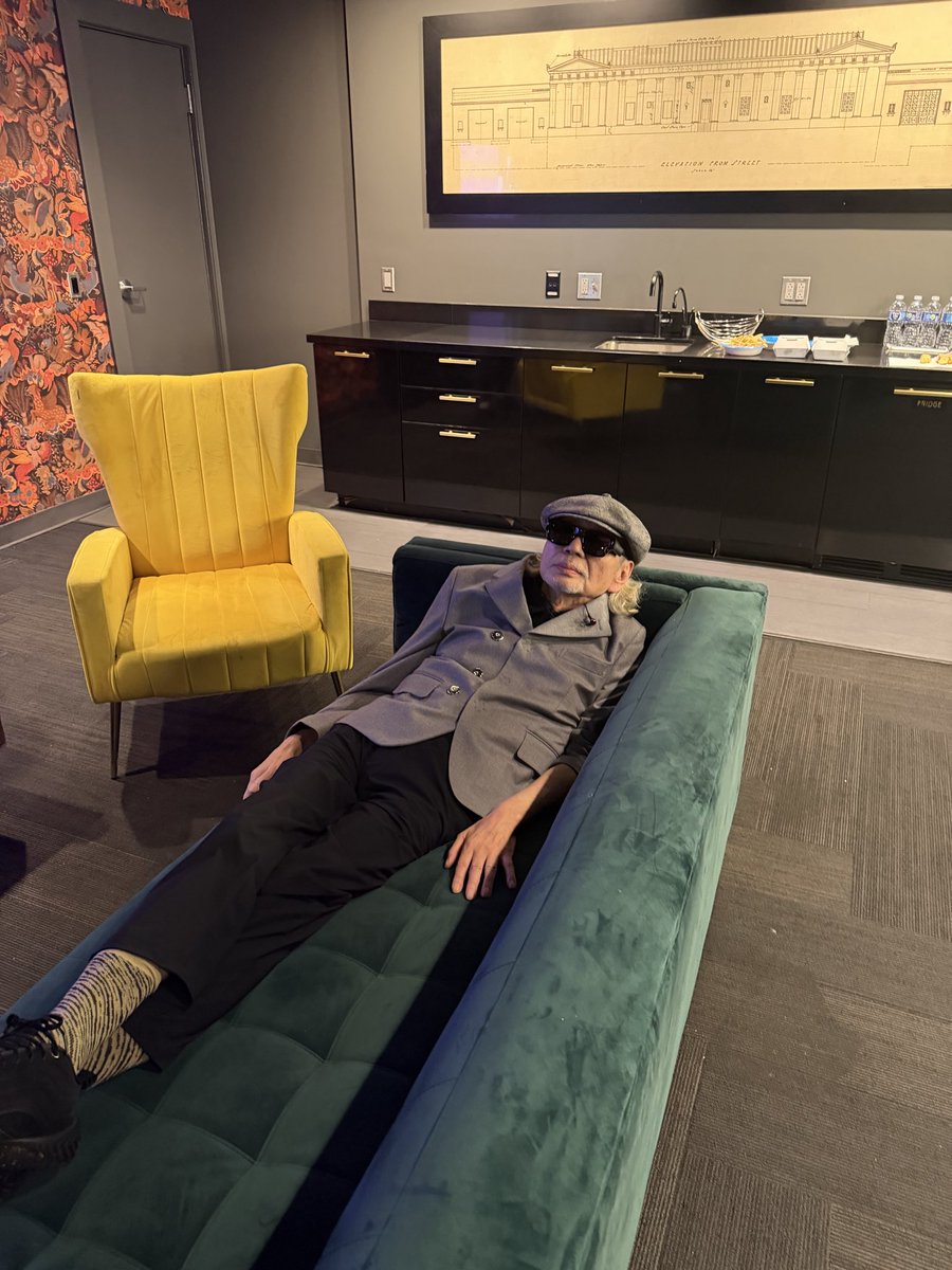 hosonoharuomi_'s tweet photo. In the middle of a well-deserved post-show nap 休憩中🛌🥱 https://t.co/4YVWgNROa9