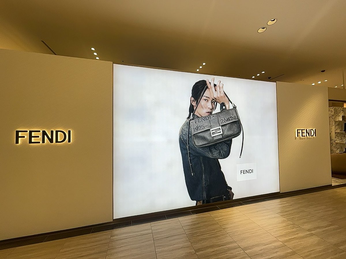 rico_meme_216's tweet photo. FENDIめめ
阪急梅田本店の
店舗の広告が復活したと聞いて！
いてもたってもいられず😆

やっぱりこのめめが一番いいなあ✨

再び掲載してくれるなんて
反響がすごいこともそうだけど、
それを決めてくれるFENDI側も
みんなの想いを汲んでくれて
柔軟で素晴らしい！
ありがとうございます👏

#目黒蓮 https://t.co/v2ULxiSCBq