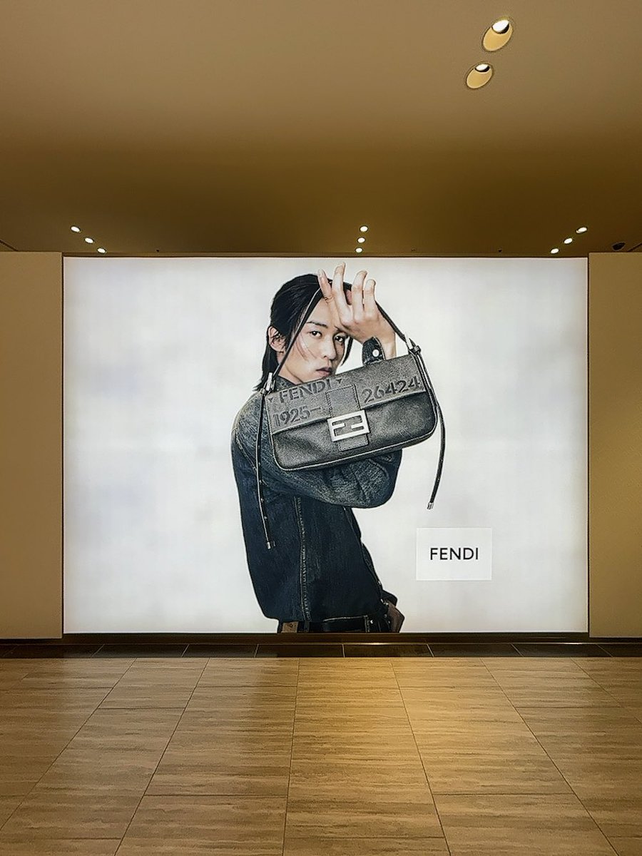 rico_meme_216's tweet photo. FENDIめめ
阪急梅田本店の
店舗の広告が復活したと聞いて！
いてもたってもいられず😆

やっぱりこのめめが一番いいなあ✨

再び掲載してくれるなんて
反響がすごいこともそうだけど、
それを決めてくれるFENDI側も
みんなの想いを汲んでくれて
柔軟で素晴らしい！
ありがとうございます👏

#目黒蓮 https://t.co/v2ULxiSCBq