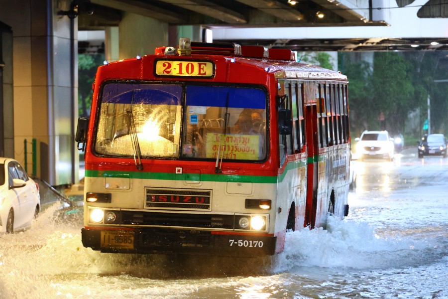 SRT_FUN's tweet photo. バンコクの伝説、本領発揮。 
一般車が浅瀬で渋滞している中、豪快に冠水路に突っ込み爆走。 
これがバンコク公道最速理論。 
この風物詩も今シーズン限りか。 2026/9/26　バンコク市内。 https://t.co/ZX0Y8PBpgm