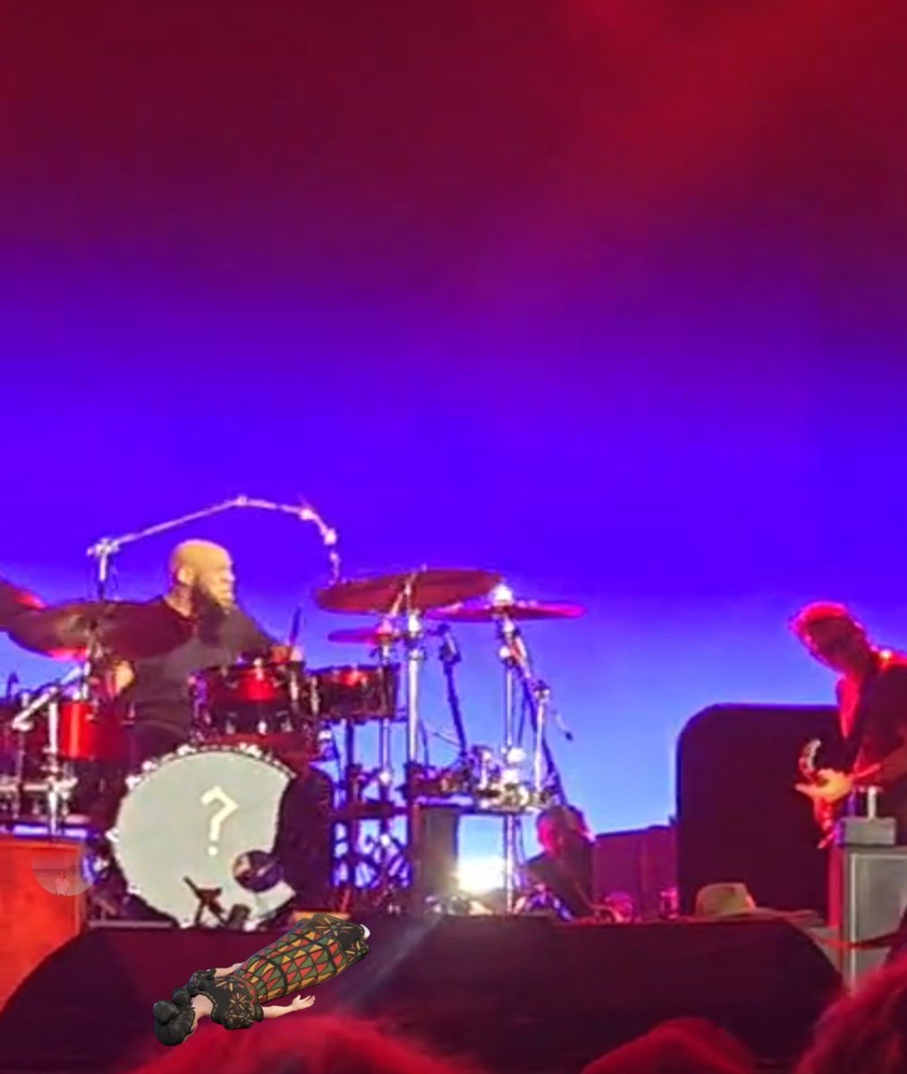pjcm's tweet photo. Abe Laboriel Jr tocando con @PearlJam en Ohana en estos momentos https://t.co/a6dEPpO457