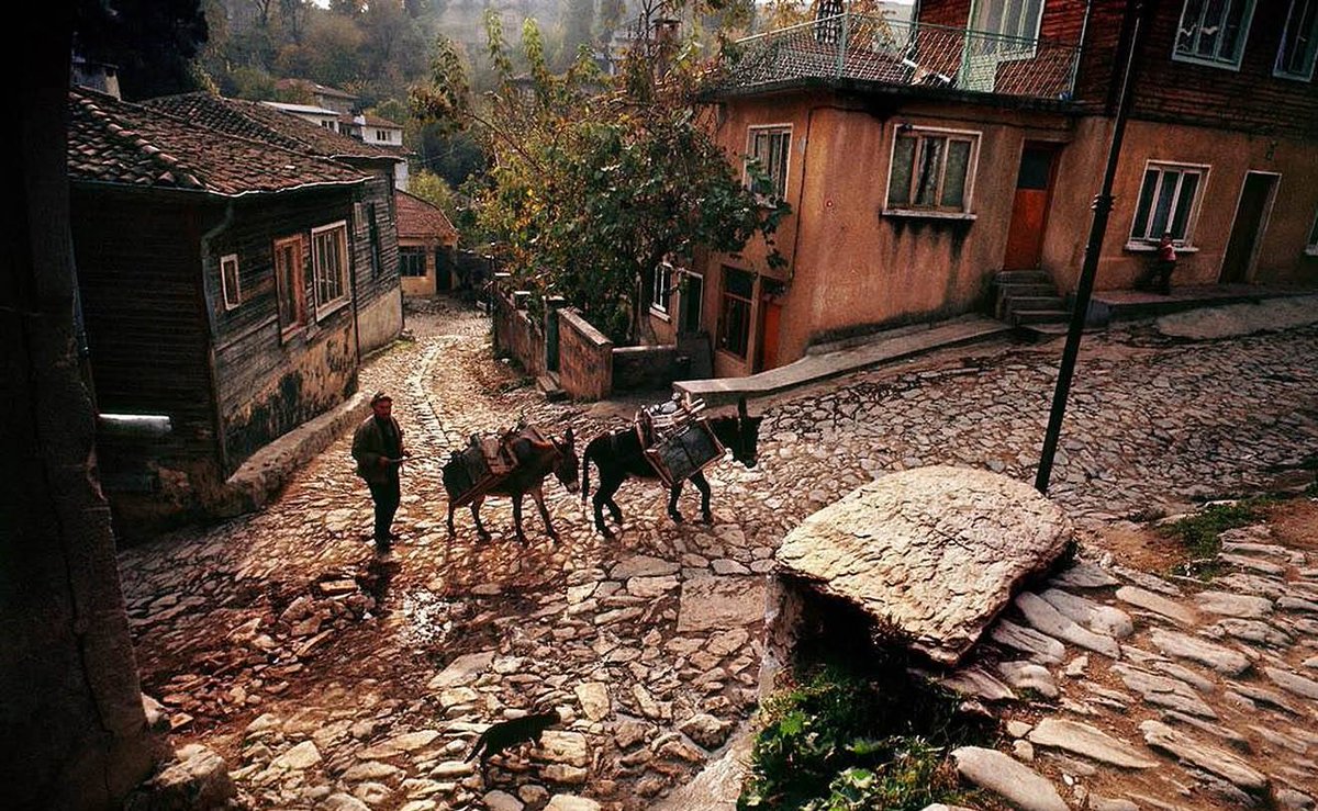 onderkayaistan1's tweet photo. Ara Güler'in kadrajından Rumelihisarı Arpacı Çeşme sokağı ve bugünkü görünümü https://t.co/TvRoNzgSpN