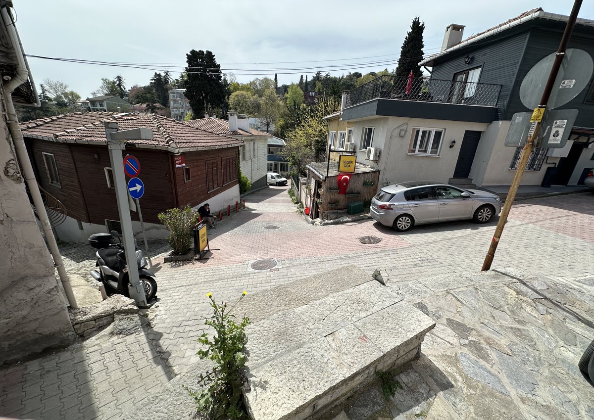 onderkayaistan1's tweet photo. Ara Güler'in kadrajından Rumelihisarı Arpacı Çeşme sokağı ve bugünkü görünümü https://t.co/TvRoNzgSpN