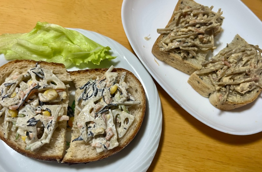 utsutsu22's tweet photo. 自前のごぼうｻﾗﾀﾞﾊﾟｧﾝ🥪

ｽｰﾊﾟｰの惣菜ｺｰﾅｰ（2軒）でGETして、ﾊﾟｧﾝにただ乗せただけ…これが美味なのである😂👍🏻 食べ比べもまた良し☝🏻 
ごぼうｻﾗﾀﾞﾊﾟｧﾝはもっともっと普及されるべき https://t.co/gdPQlmjQ0S