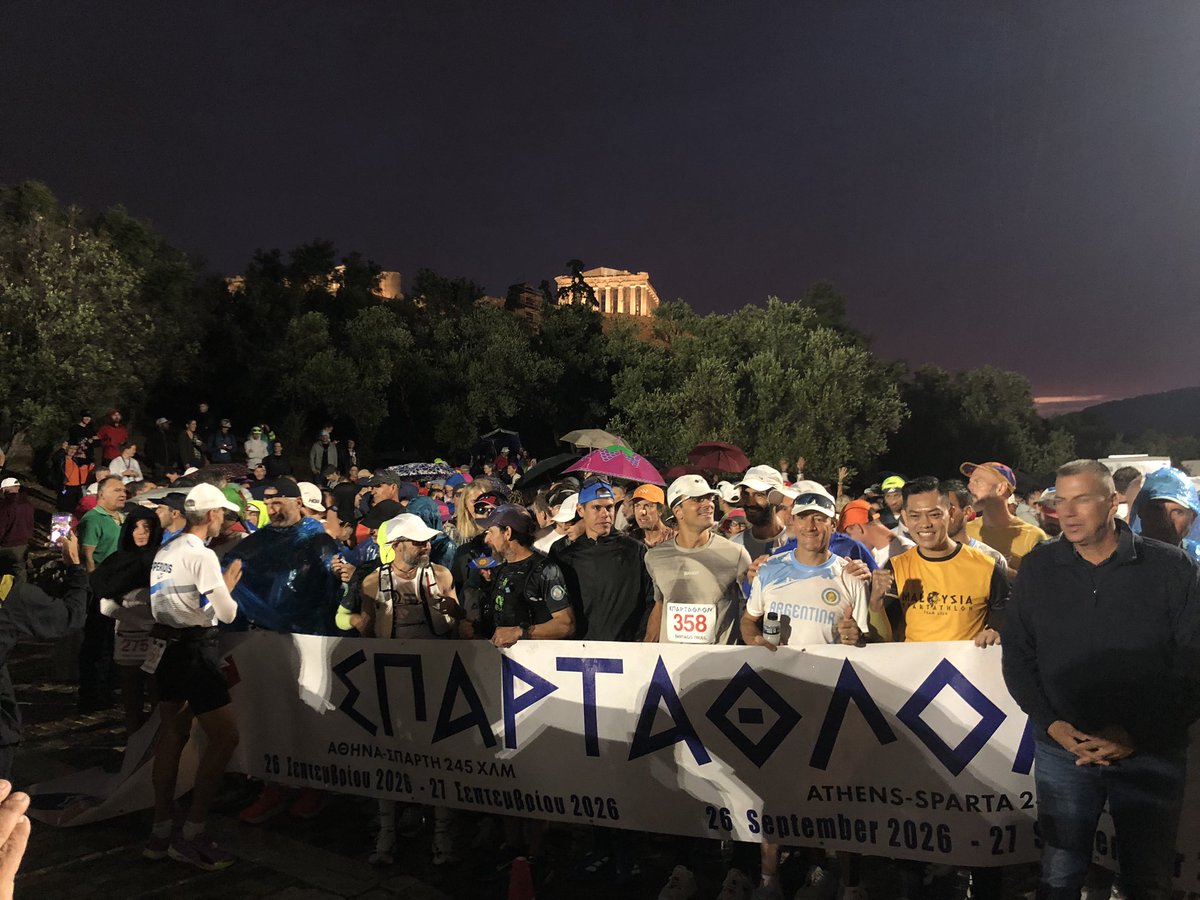 ManuSteels's tweet photo. Salida del #Spartathlon bajo la lluvia al pie de la Acrópolis en #Atenas. 400 valientes dispuestos a correr 246 kilómetros en menos de 36 horas, emulando la proeza del mensajero Filipides en 490 a.C. https://t.co/8aBgNEjStj