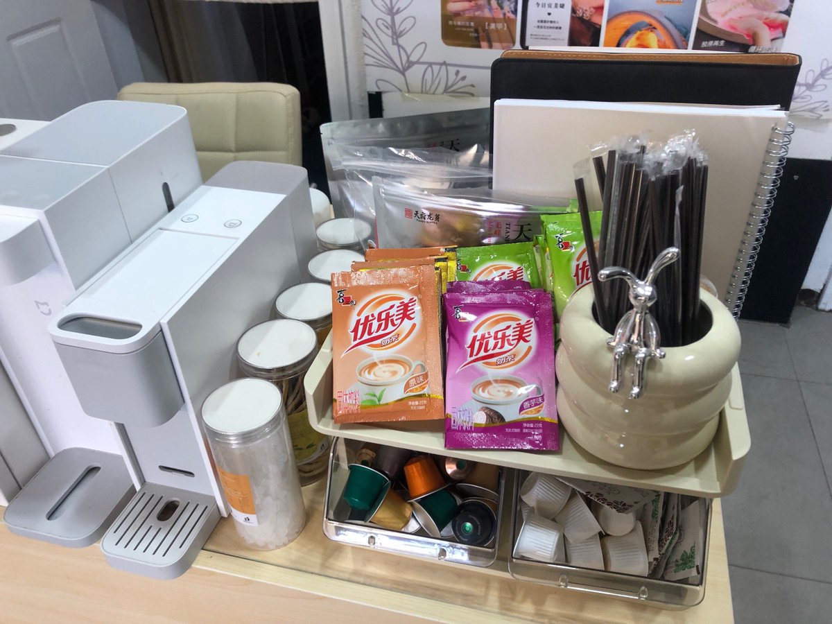 bimboooom's tweet photo. [Today I saw a special scene: 乩残阶锌 placed on a small table, shining under the soft sunlight. This unique combination makes my day!]， https://t.co/ySo4v5eRFa