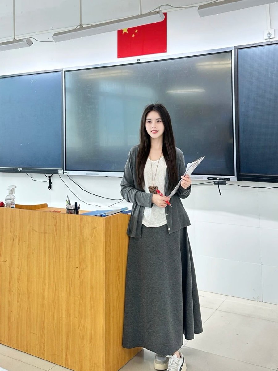 NovriTernando's tweet photo. 当了老师以后才发现 那些上课经常回应你的学生 真的容易被记住 #女教师 #教师日常 #窗边随拍 https://t.co/ujEuHaykYL