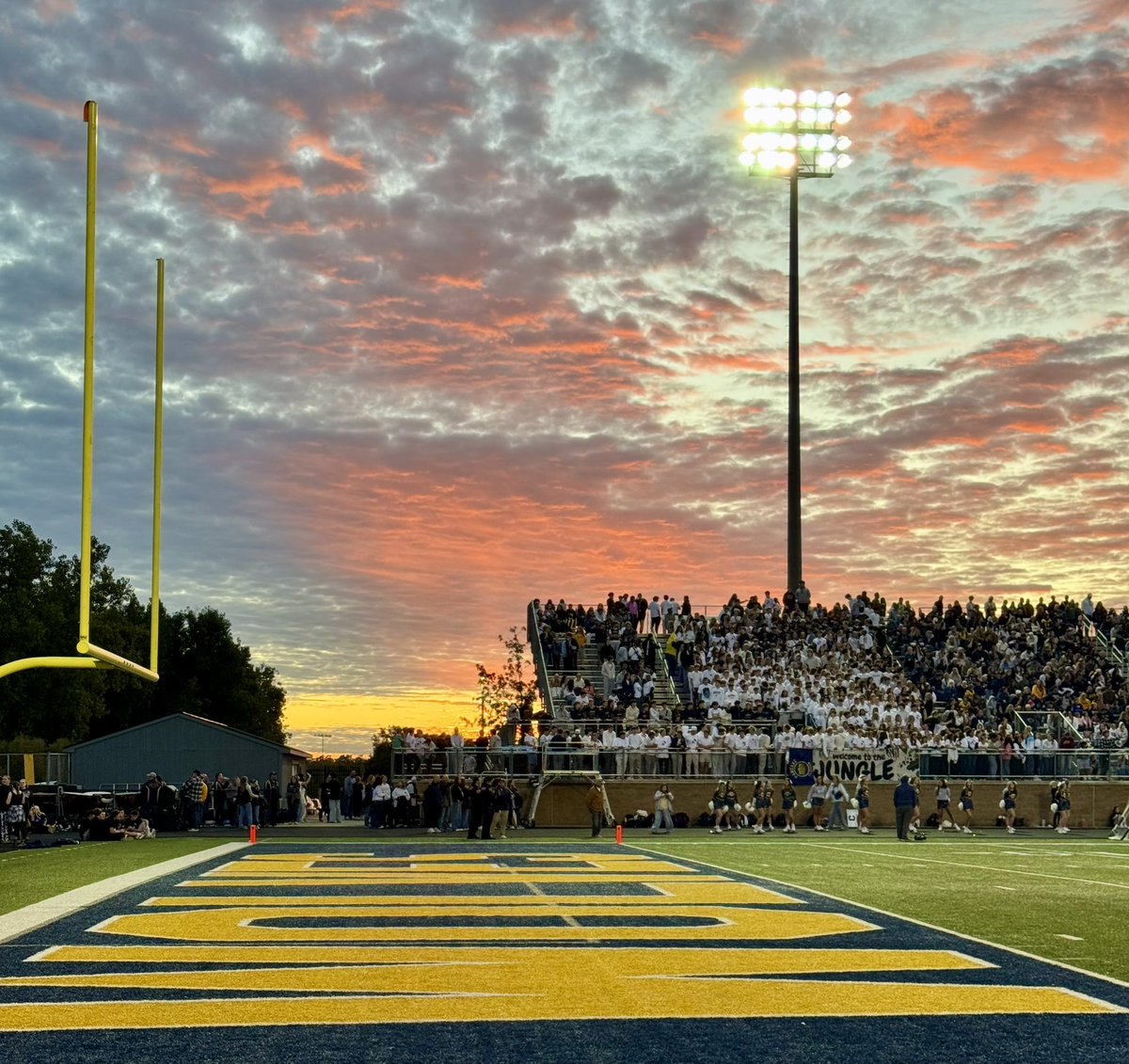 MIFootballScout's tweet photo. Thank you Clarkston and AD Mr Shane Hynes for having me today 🙏🏈

Clarkston 31
Oxford 28

@Hyner57 
@ClarkstonWolves 
#MHSAA
#FridayNightLights https://t.co/Q30sfDWTs6