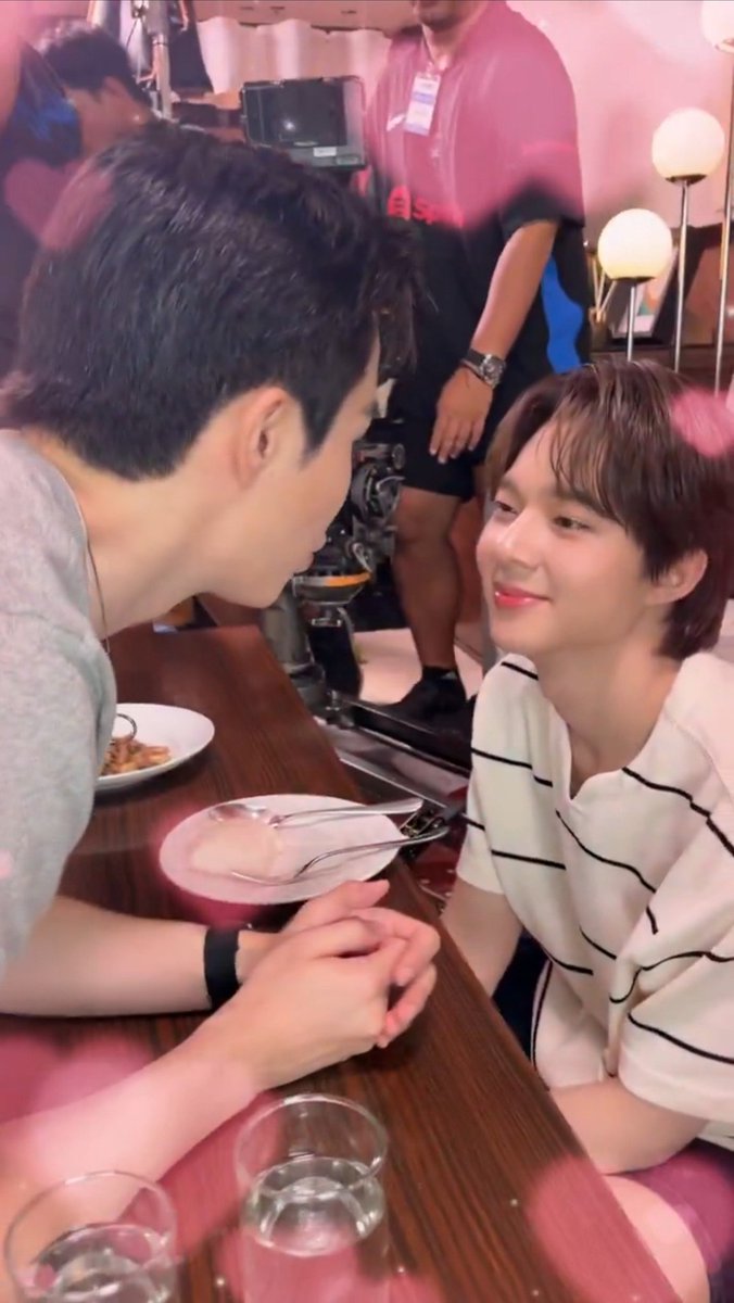 KAPOOK_25's tweet photo. ฉันไแอยู่ไหนมาทำไมเพิ่งเห็นช็อตนี้
อร้ายยยยย น่ารักสุบๆเลยอะ 

#ZeeNunew https://t.co/0x5E23OJ3C
