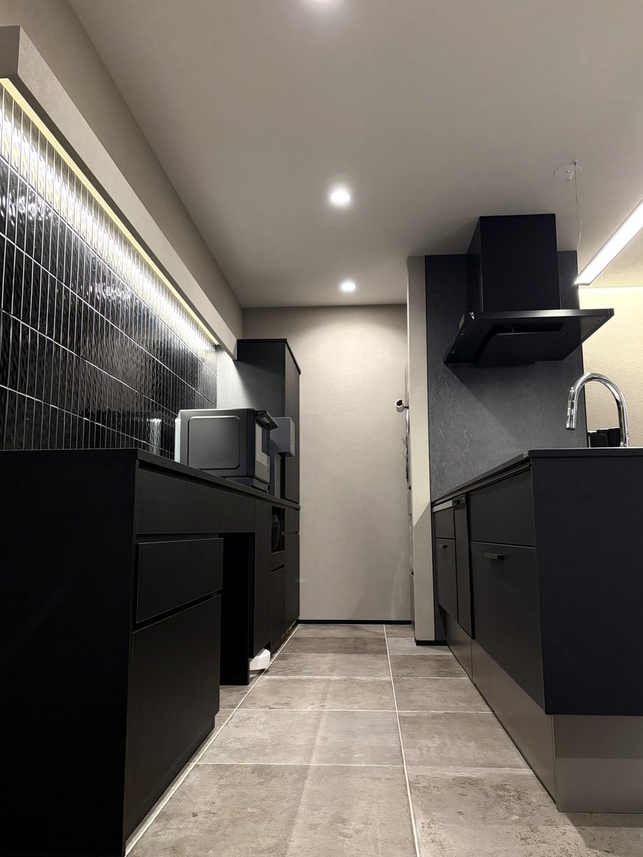 ka_buka_bu's tweet photo. 需要があるかわからない我が家のキッチン事情🏠
キッチンはPanasonicのSクラス。
すぐ隣に小上がり和室(ロールスクリーンで仕切れる)を作って立つのに疲れた時に座って休んでる😂
キッチンカウンター上のライトはミラタップのものです。 https://t.co/LQvvLSscEP
