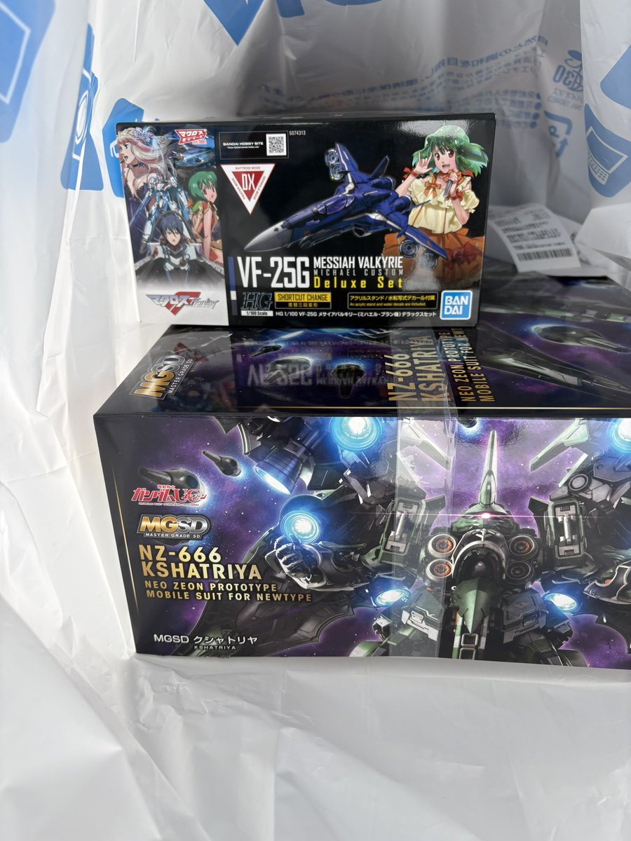 z27ag_cba's tweet photo. エディオンで無事確保。

MGSDクシャトリア
HG VF-25Gメサイア
ミハエル機DXセット

♪〜すすめ！すすめ！！いいなちゃん！
\そぉい！/

＃プラモデルライフ
＃MGSD
＃メサイア https://t.co/oF0obTFyjy
