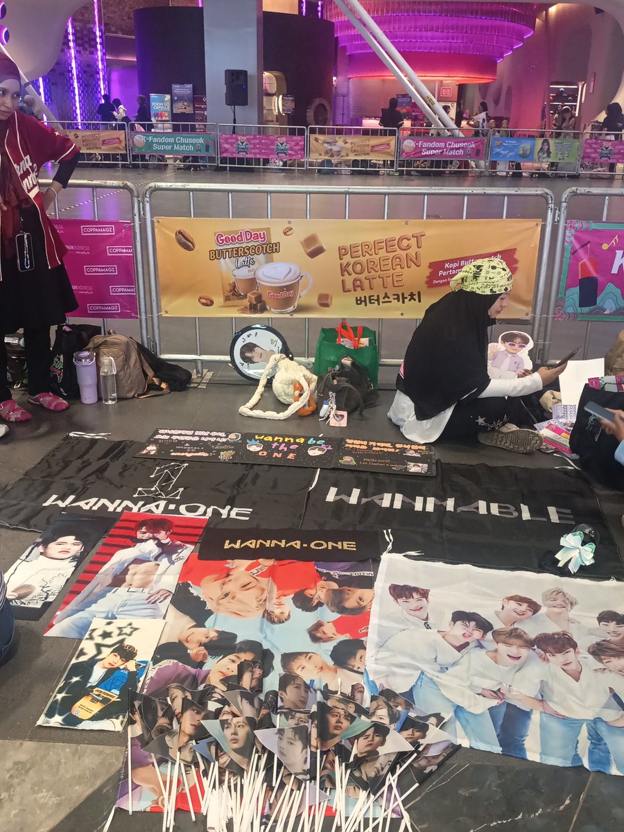 idetrnlwannable's tweet photo. Kita di depan funworld ya gais 🩵 https://t.co/MokjiRExzH