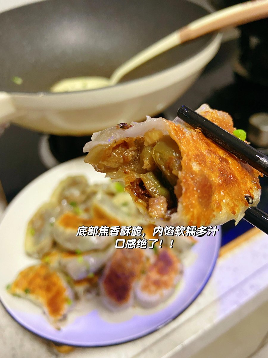 MarquittaByhg's tweet photo. Craving late-night street food  Freshly pan-fried pork dumplings sizzling on the street cart—crunchy bottoms, juicy fillings, pure comfort! #StreetFoodJoy， https://t.co/AcjqeH7KDU