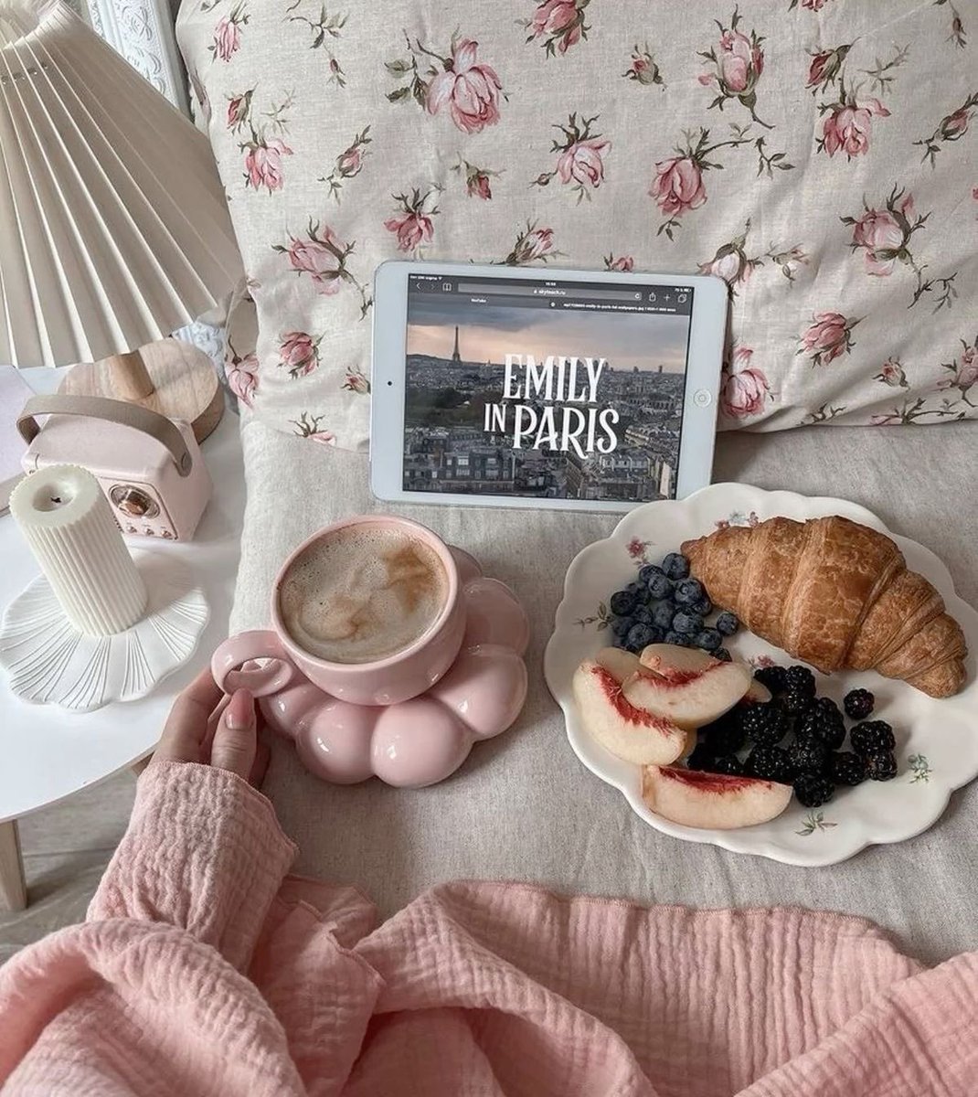 BELLEElul's tweet photo. haii happy weekenddd<3  any plans? i’m literally just gonna stay in, be lazy, and enjoy my little weekend🤤 https://t.co/FpXouZkx3L