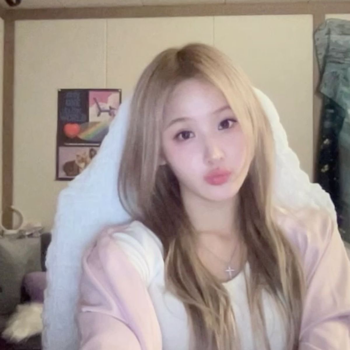 BELLEElul's tweet photo. haii happy weekenddd<3  any plans? i’m literally just gonna stay in, be lazy, and enjoy my little weekend🤤 https://t.co/FpXouZkx3L