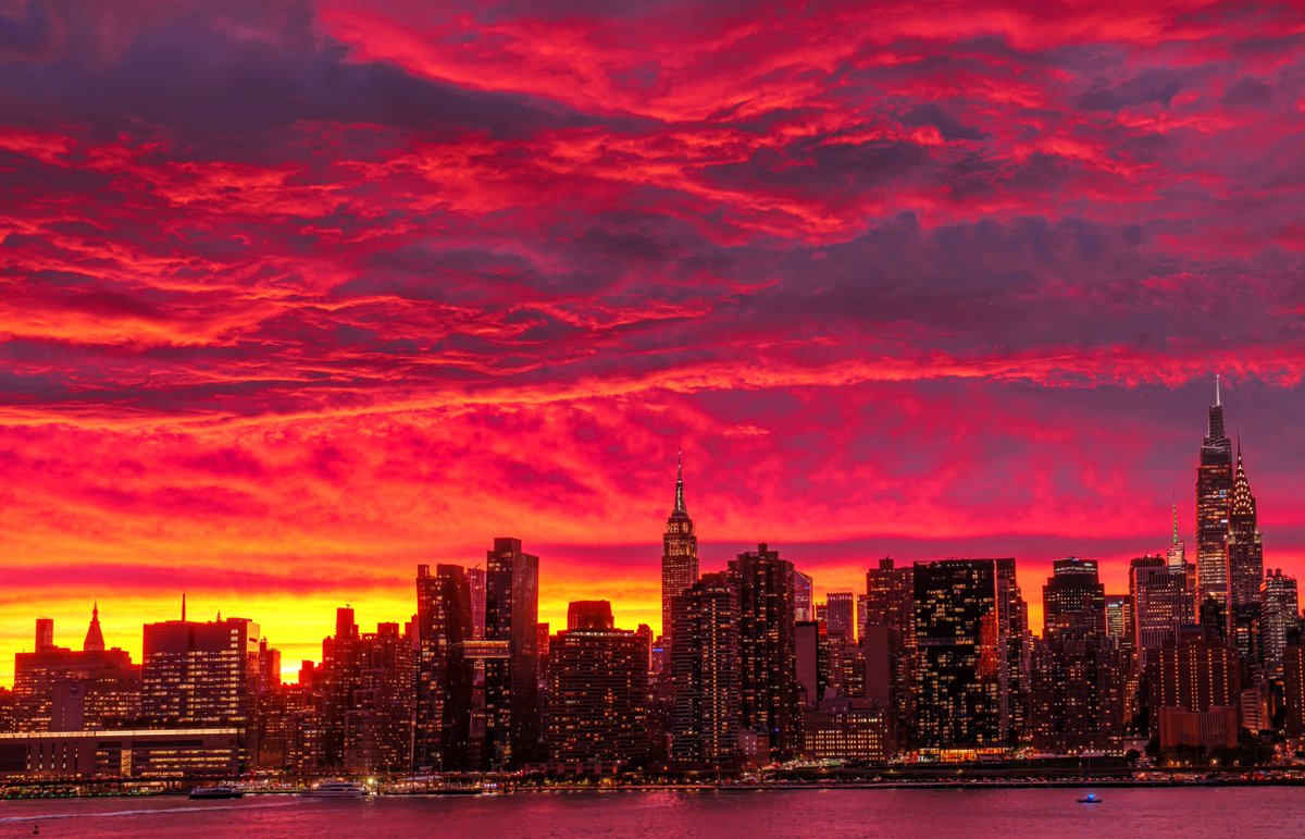 WeatherProf's tweet photo. Amazing. Caused by the sun setting at the edge of the Nor’easter cloud canopy. https://t.co/kCF5aeWtaA