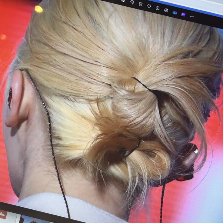 wooziiversee_'s tweet photo. ⭑ D-169 ⭑
~ still not over woozi’s blonde hair buns ♡ #우지 #woozi https://t.co/rSTXNSwlfV