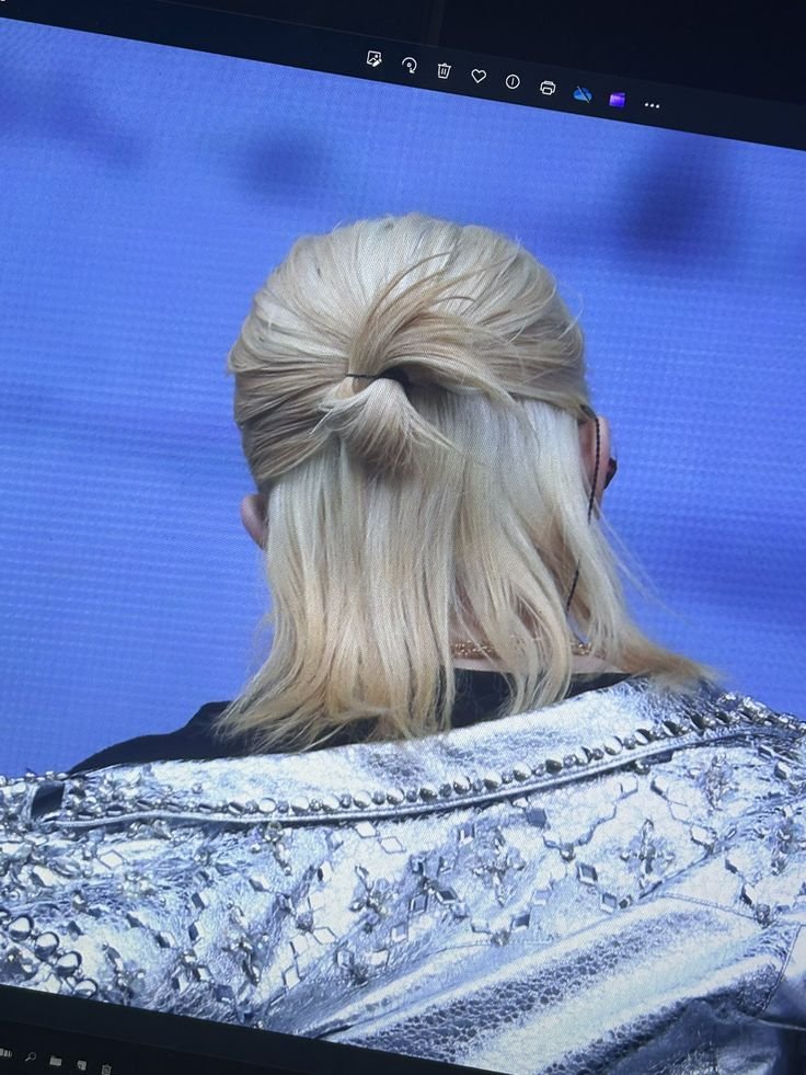 wooziiversee_'s tweet photo. ⭑ D-169 ⭑
~ still not over woozi’s blonde hair buns ♡ #우지 #woozi https://t.co/rSTXNSwlfV