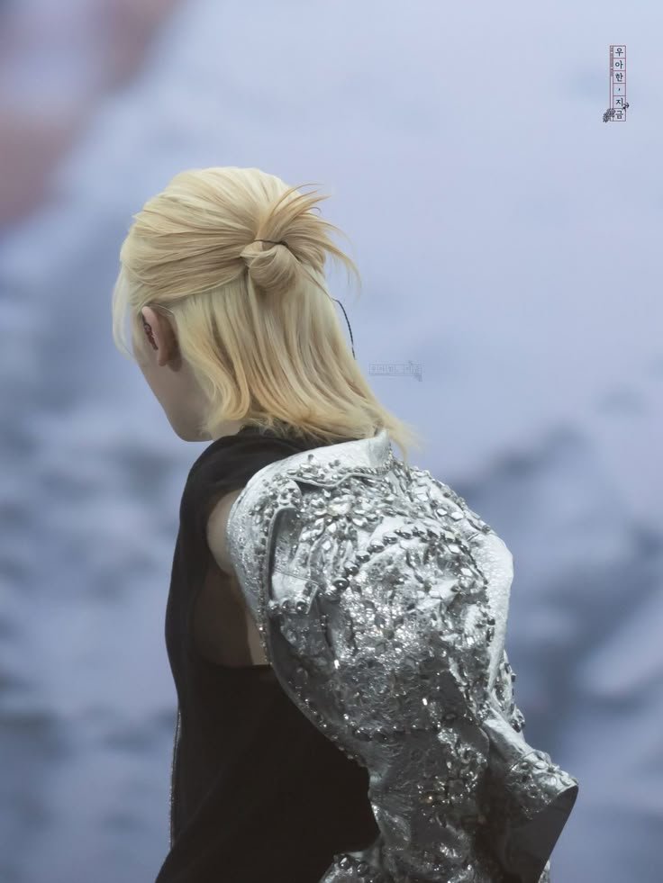 wooziiversee_'s tweet photo. ⭑ D-169 ⭑
~ still not over woozi’s blonde hair buns ♡ #우지 #woozi https://t.co/rSTXNSwlfV